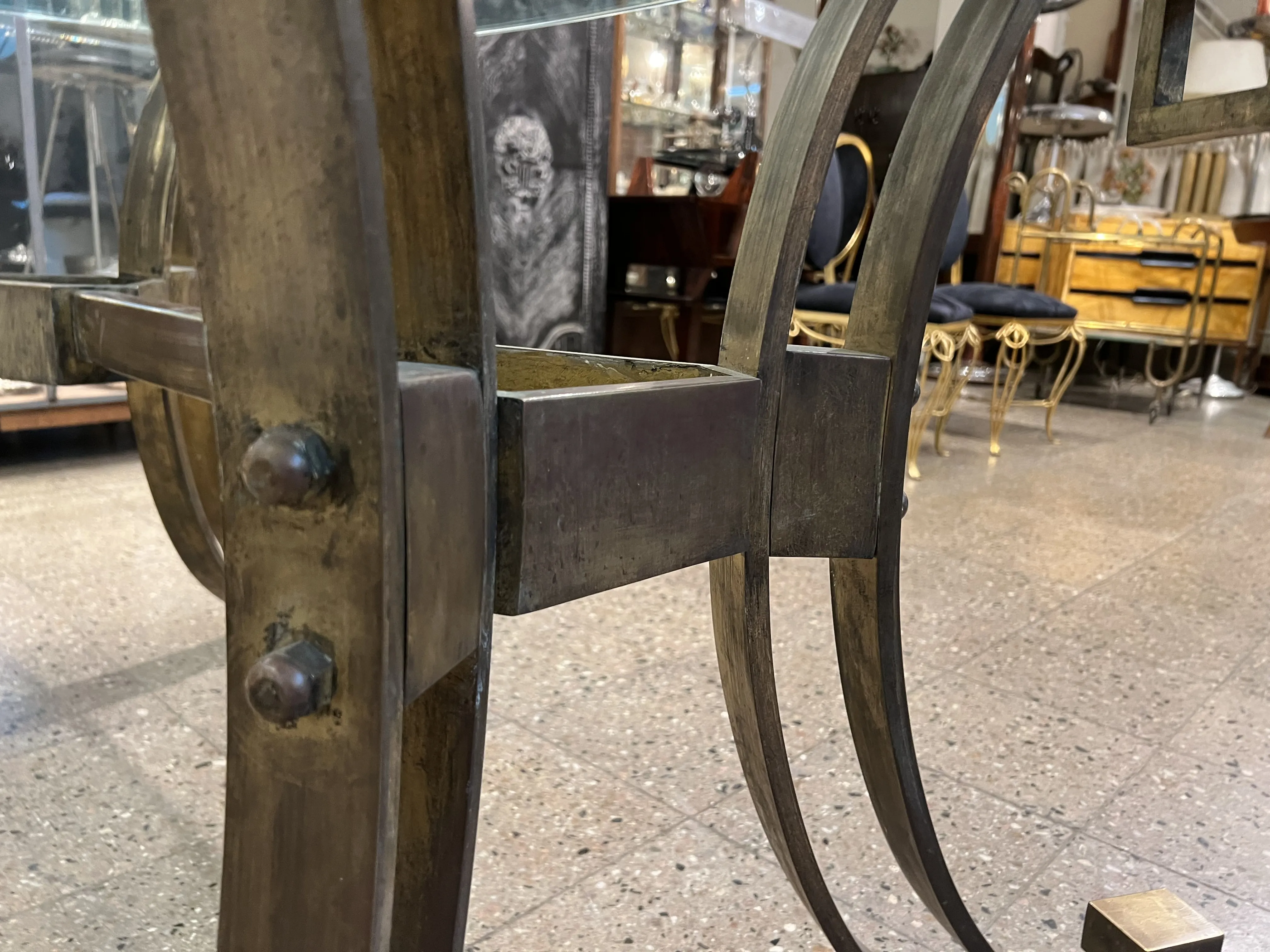 고전적인 아트데코 스타일의 식탁 6인용, 우아한 디자인과 곡선 다리가 있는 아늑한 환경.