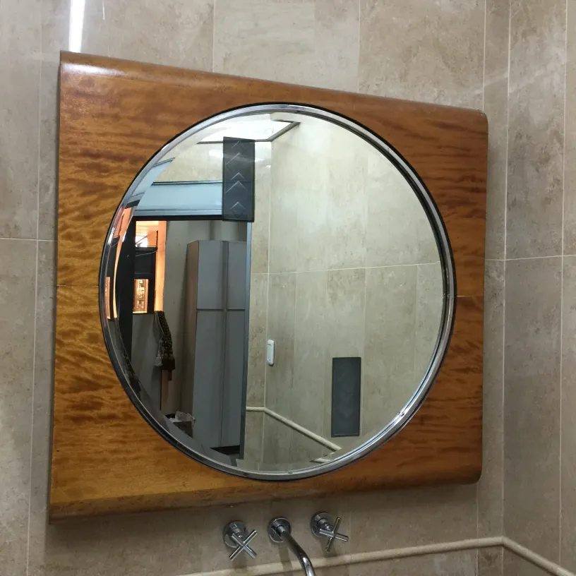 miroir ancien rond avec cadre dans une salle de bain moderne