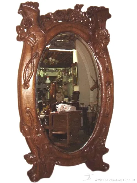 miroir ancien avec des détails décoratifs et forme ovale