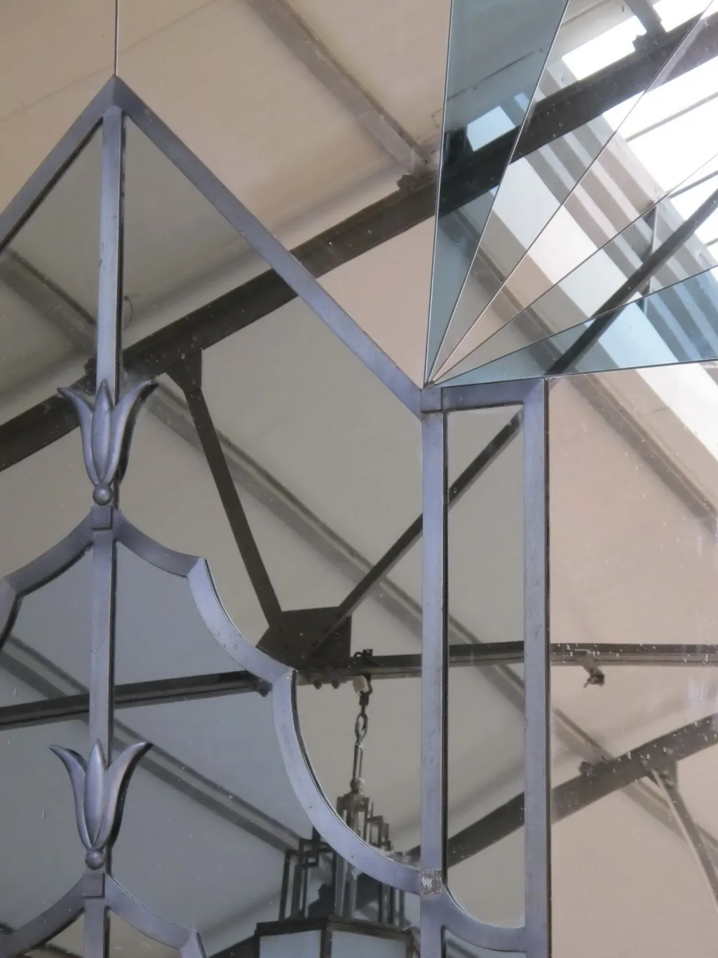 miroir ancien avec un cadre décoratif intriqué et élégant