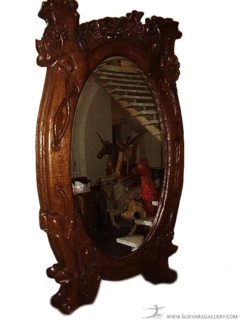 антикварное зеркало с цветочной отделкой, отражающее классическую атмосферу