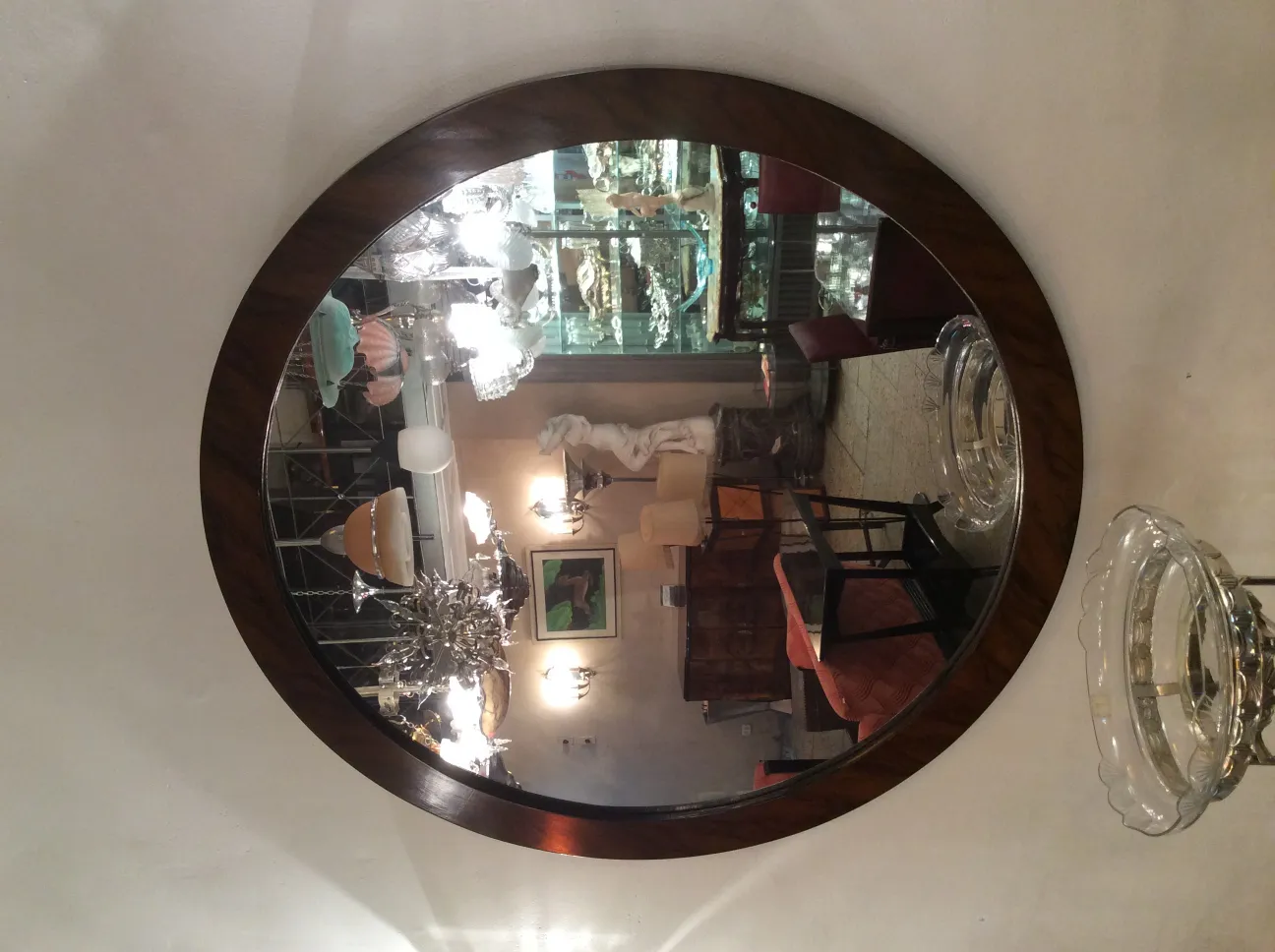 Specchio antico decorativo con una cornice elegante.