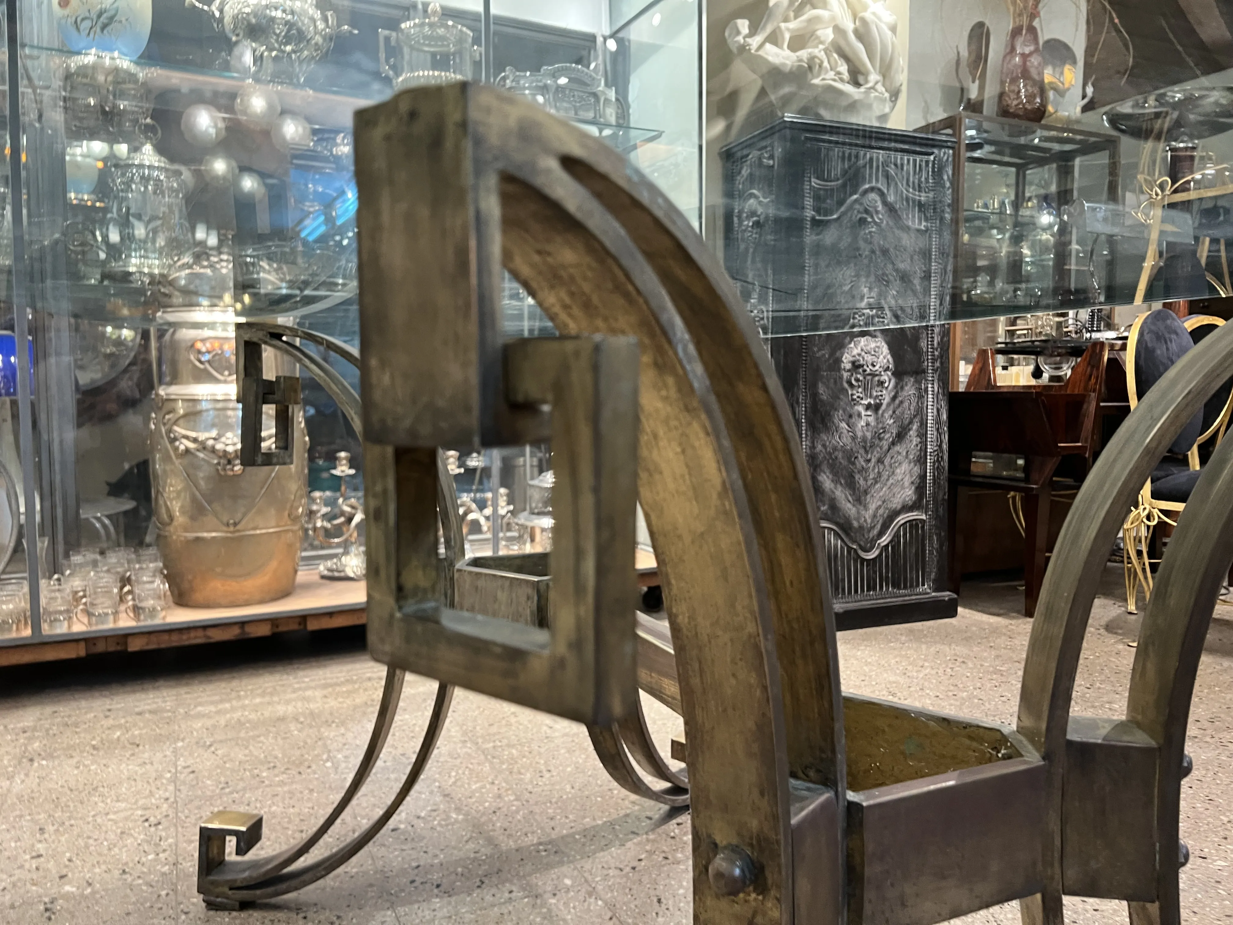 table à manger antique art déco pour 6 personnes dans un cadre élégant avec des objets décoratifs en arrière-plan