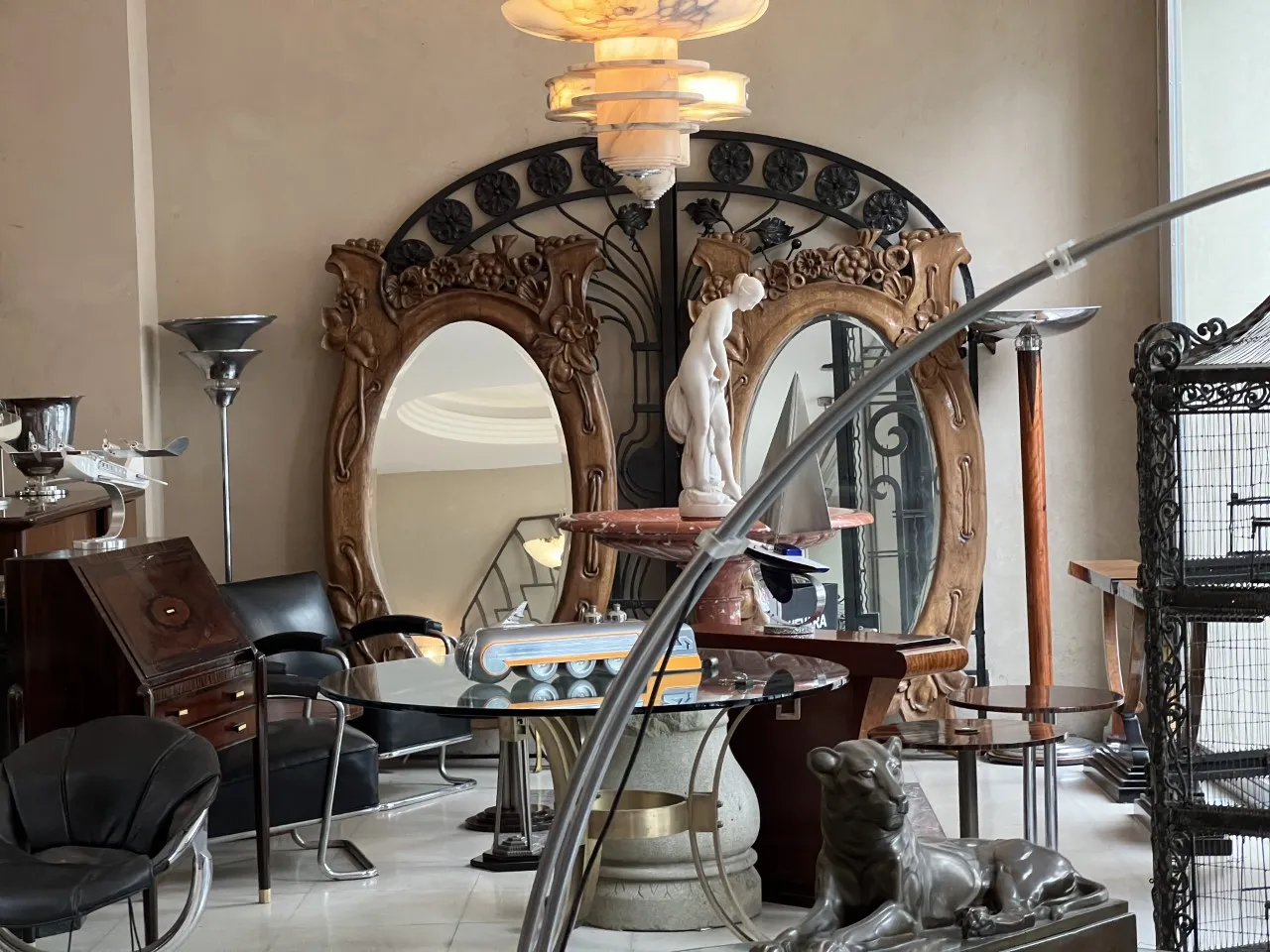 espelho antigo com moldura decorativa em ambiente vintage