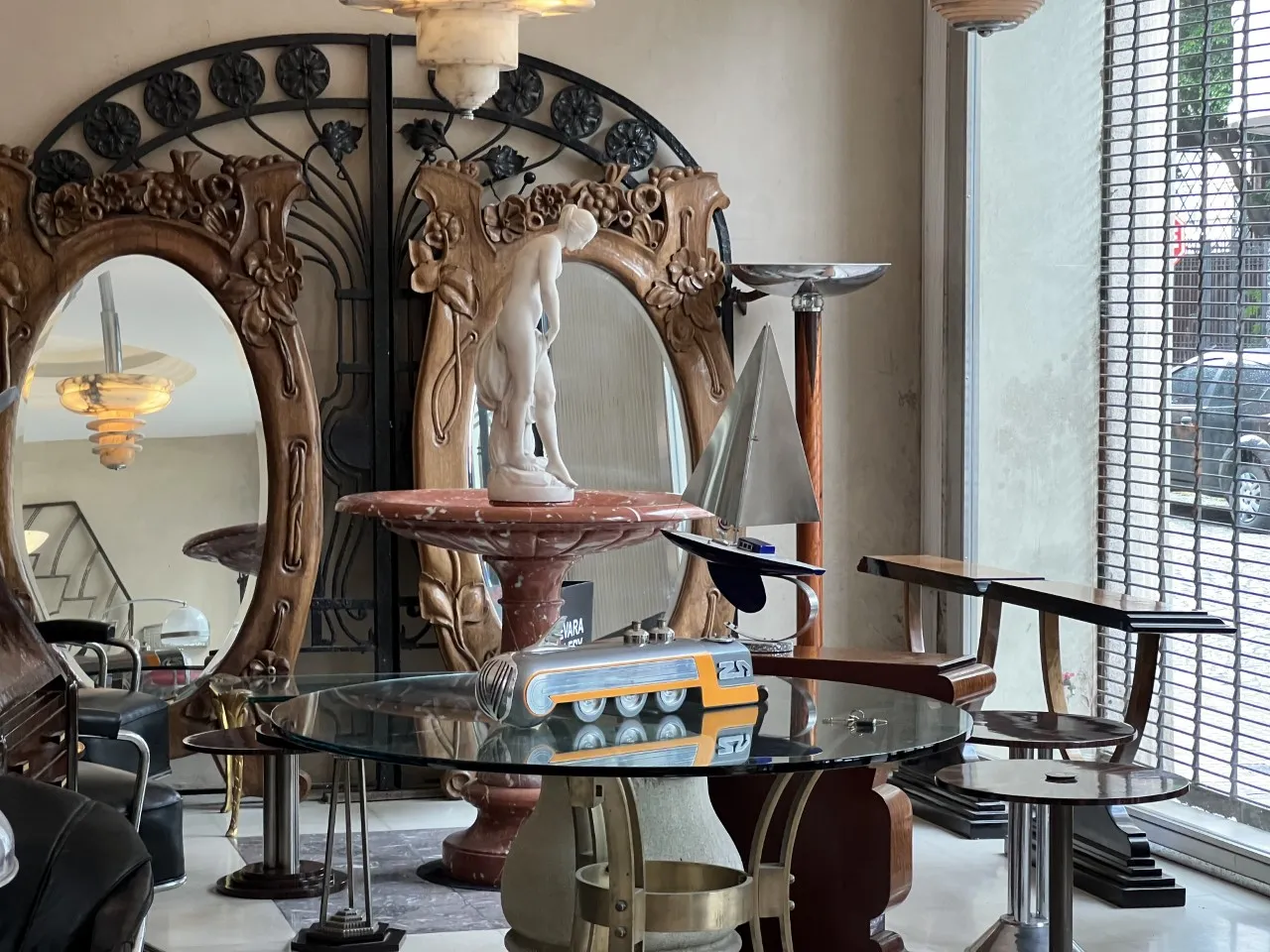 Espejo antiguo decorativo con detalles intrincados y ambiente elegante.