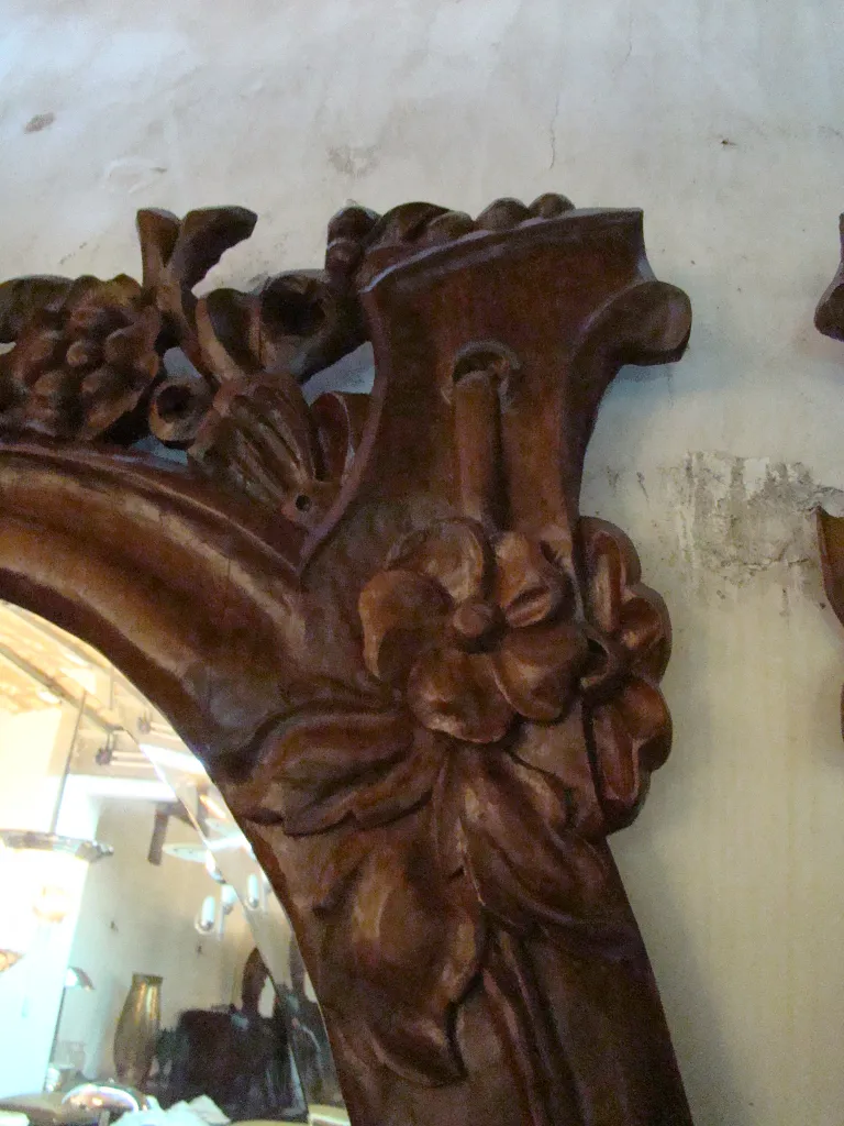 Miroir ancien avec cadre décoré et motifs floraux