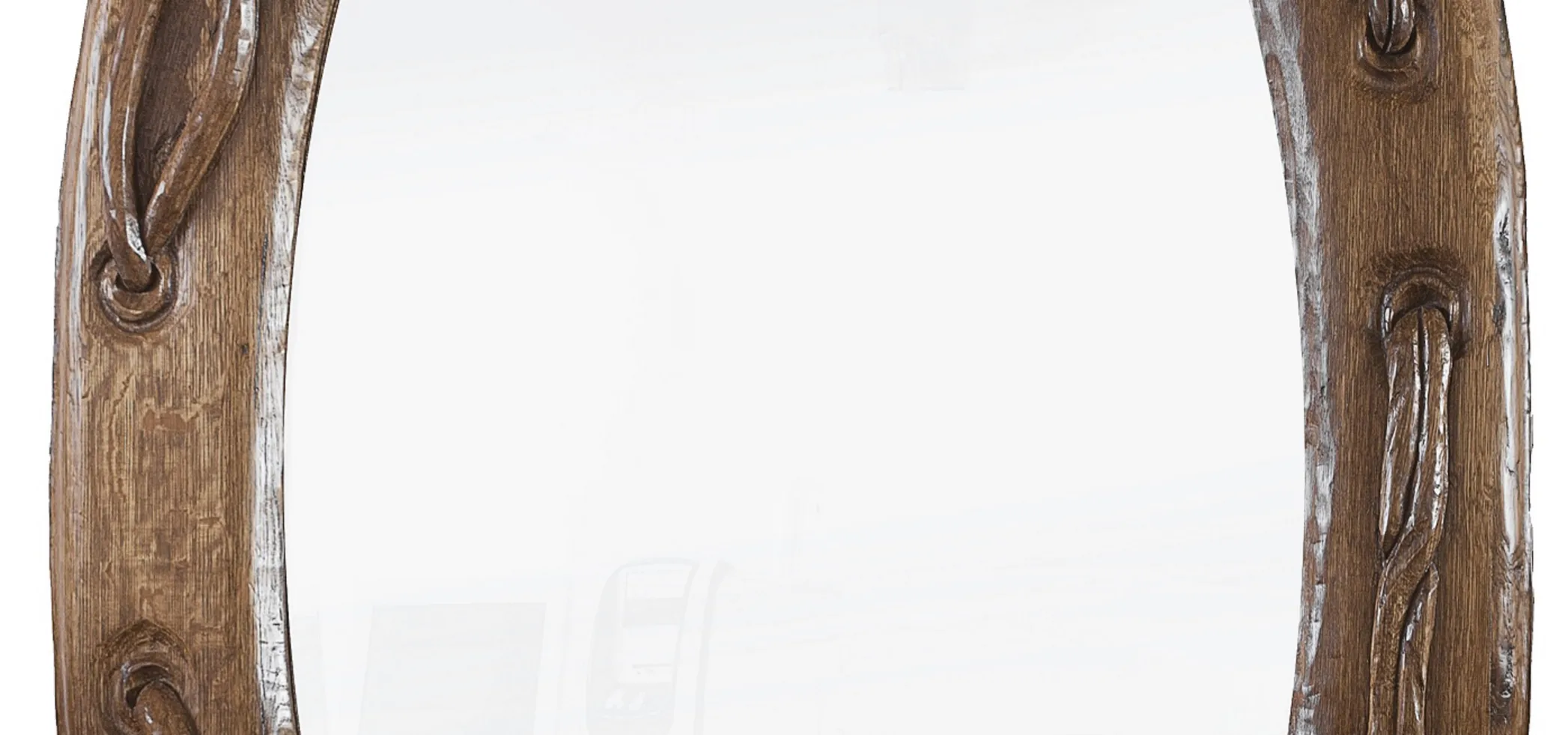 espelho antigo com borda arredondada e detalhes sutis