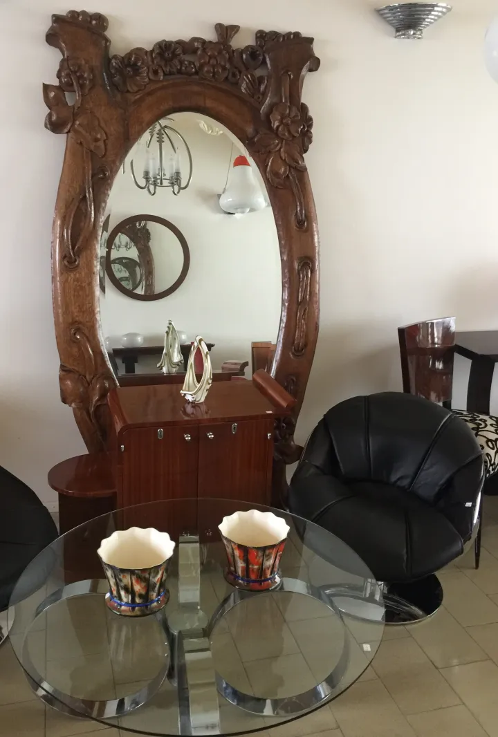 miroir ancien décoratif avec cadre sculpté et ambiance chaleureuse