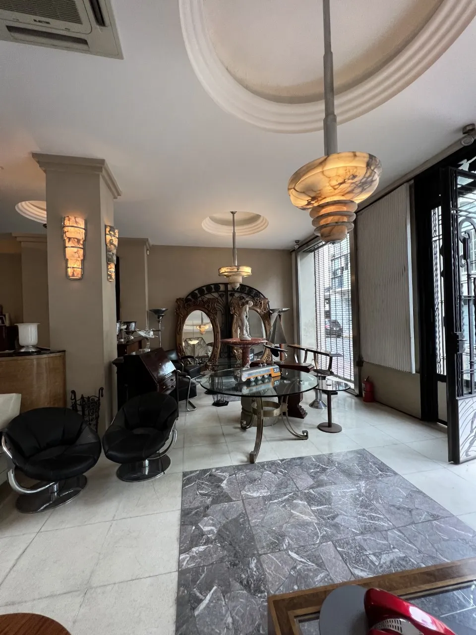 miroir antique décoratif dans un cadre élégant