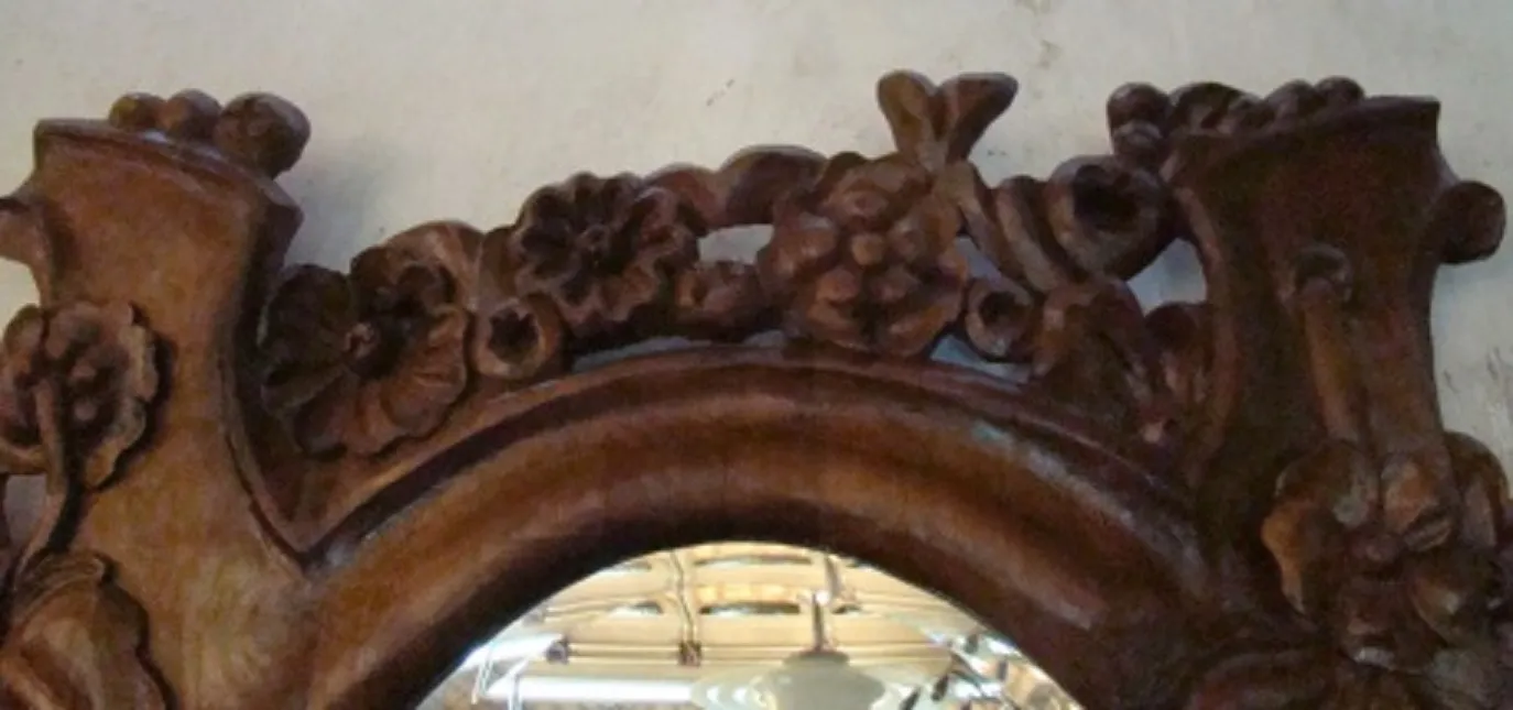 miroir ancien orné de fleurs sculptées