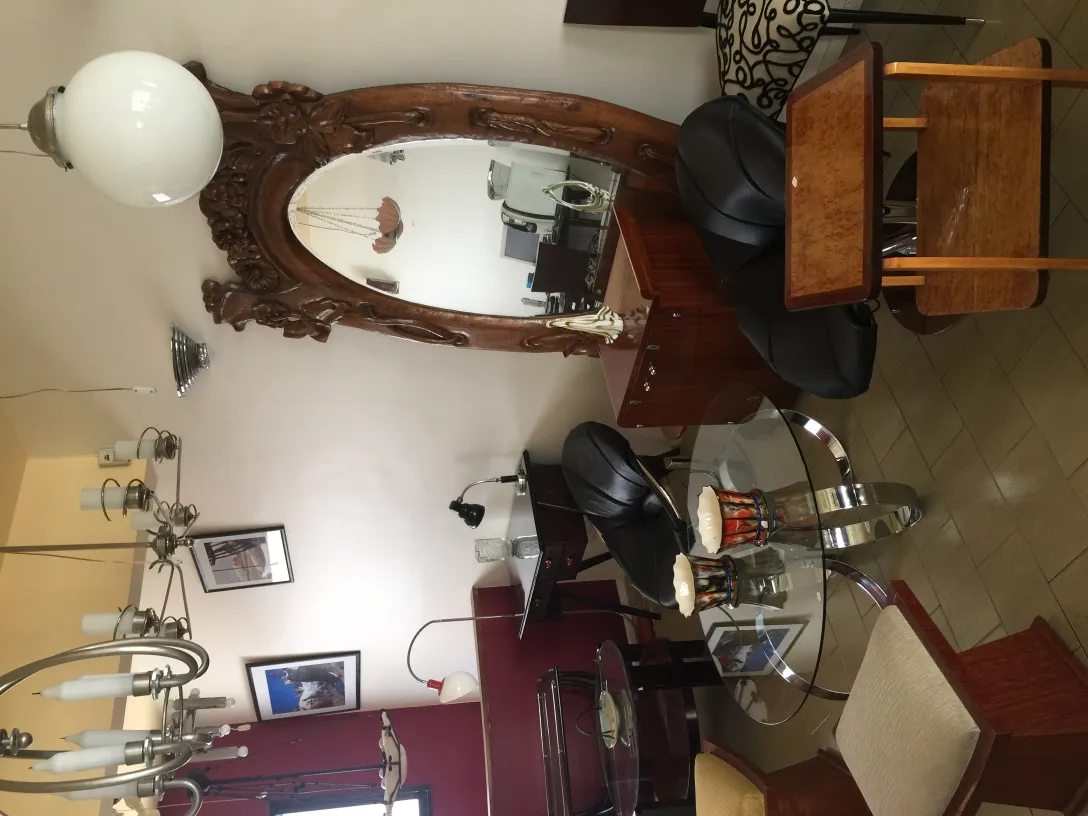 antikes Spiegel mit geschmücktem Rahmen in klassischer Umgebung