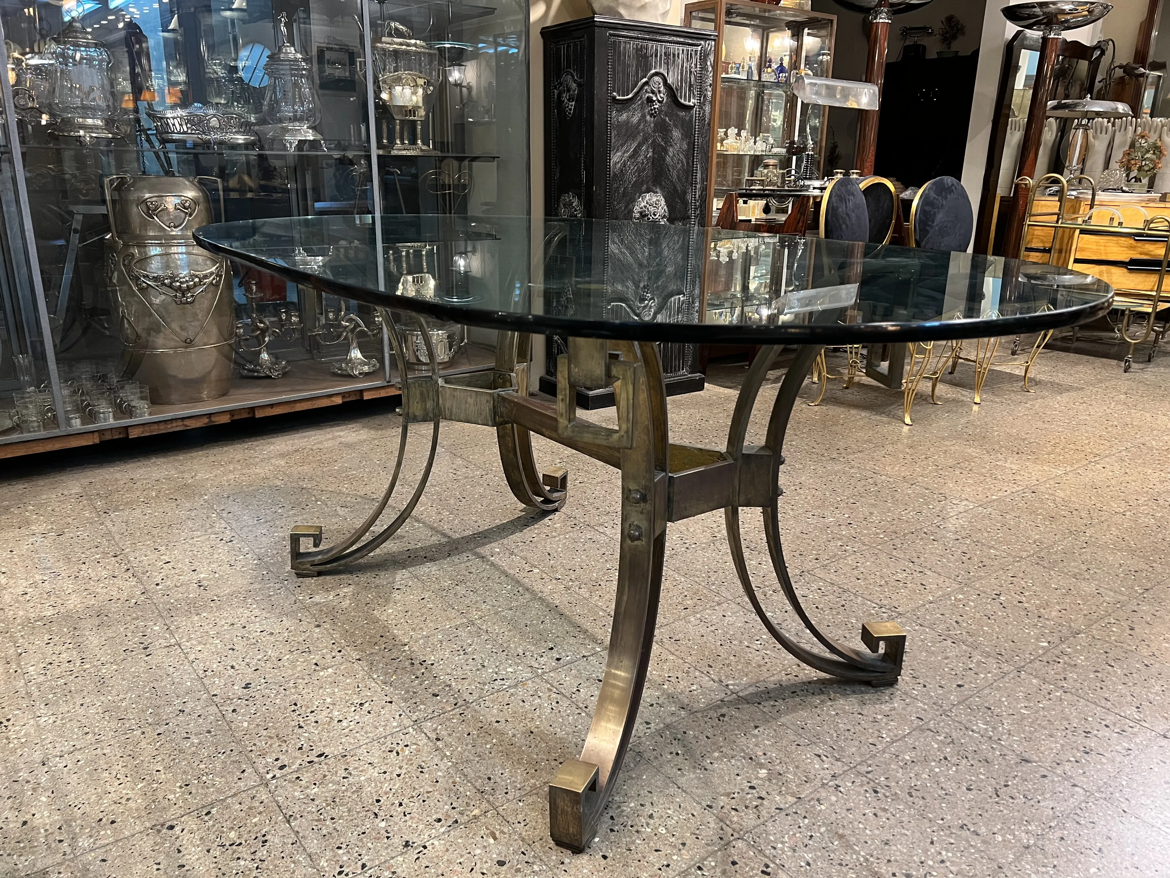 tavolo da pranzo antico art deco per sei persone, con uno sfondo di antiquariato