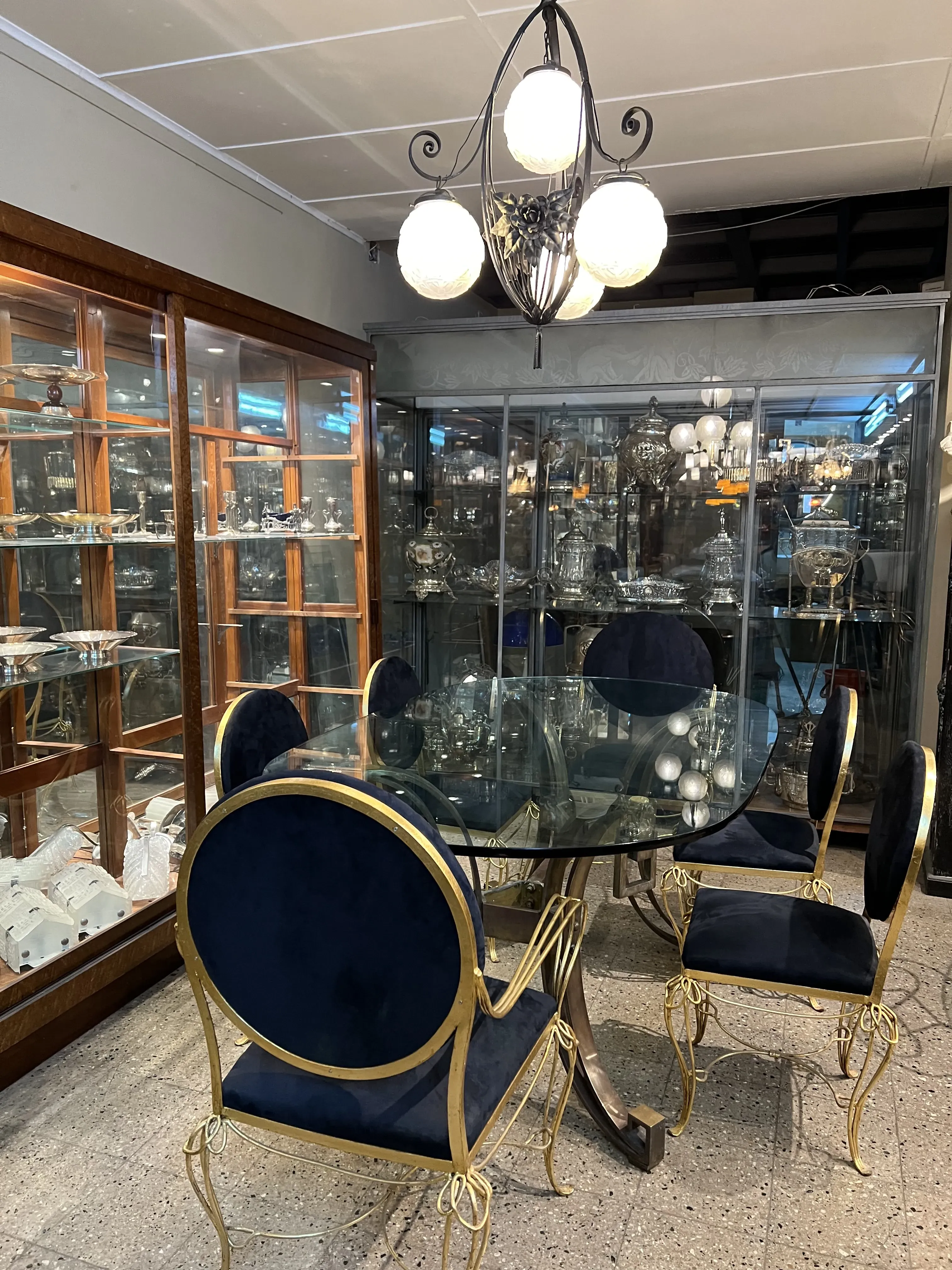 Antiker Art Deco Esstisch mit eleganten Stühlen.