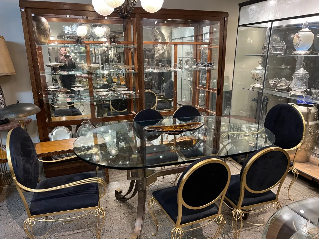 Tavolo da pranzo antico Art Deco per 6 persone, circondato da sedie eleganti.