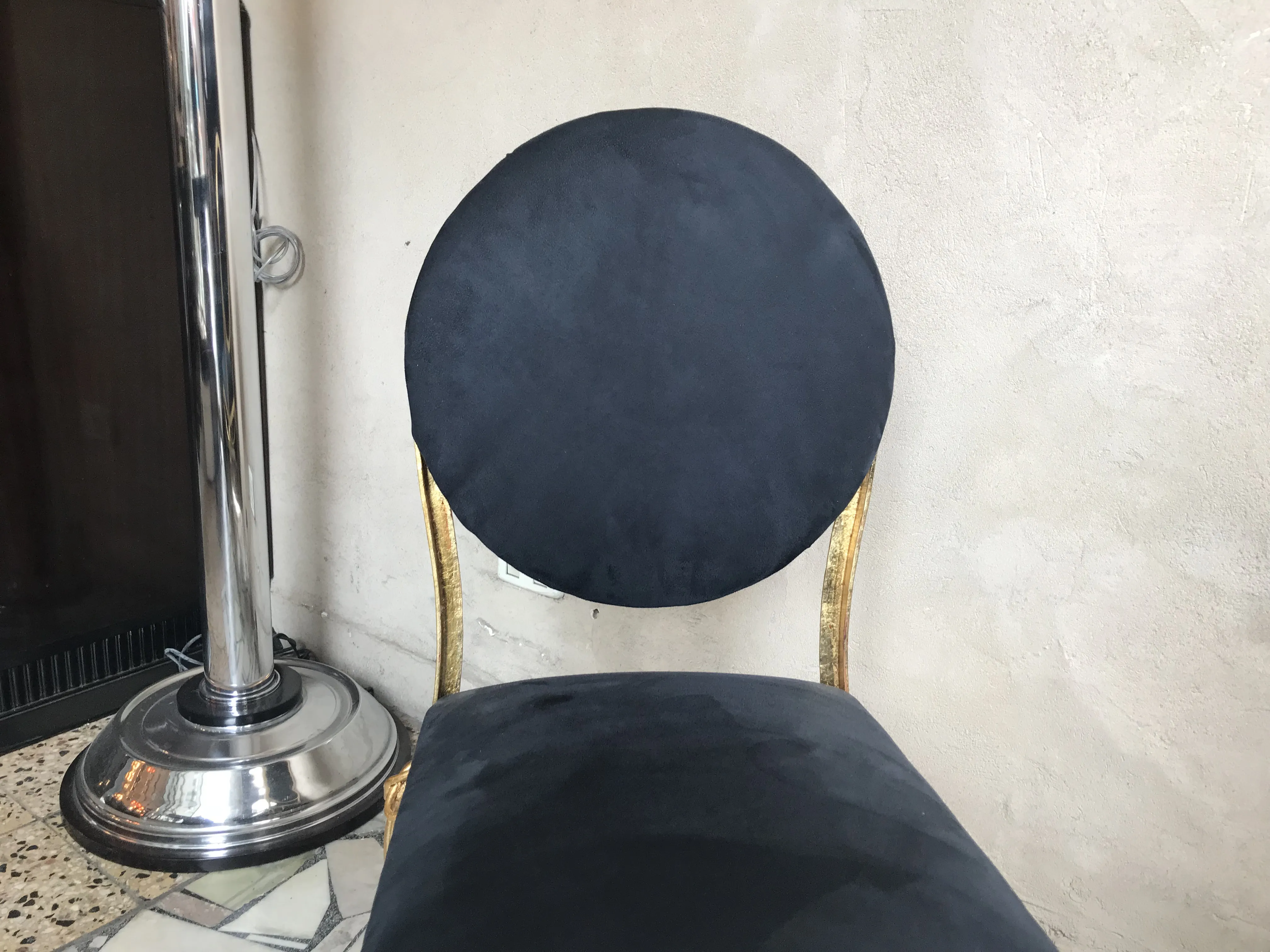 Table à manger ancienne pour 6 personnes avec détails Art Nouveau. Ambiance chaleureuse.