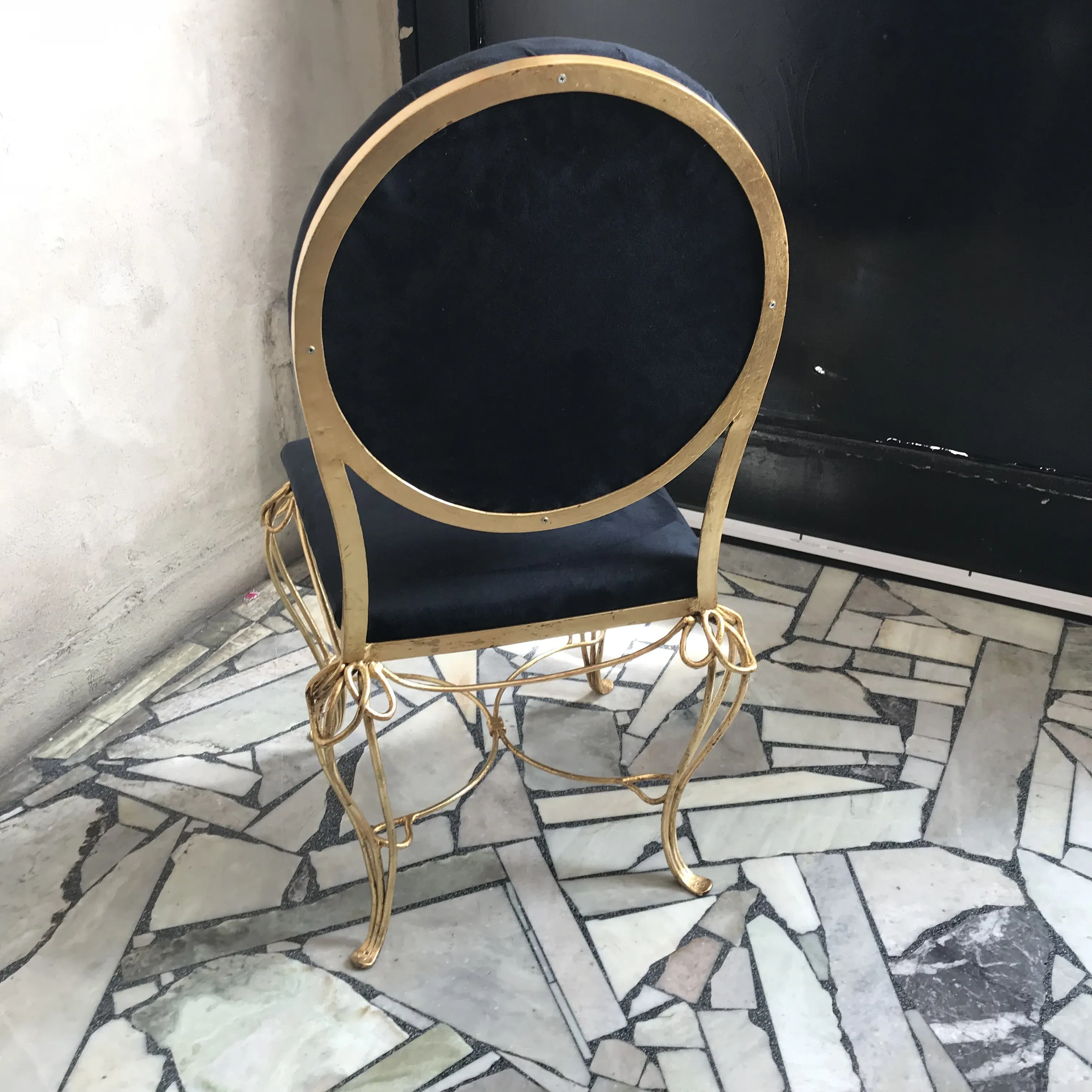 Table à manger ancienne pour six personnes avec chaises décoratives dans un cadre élégant.