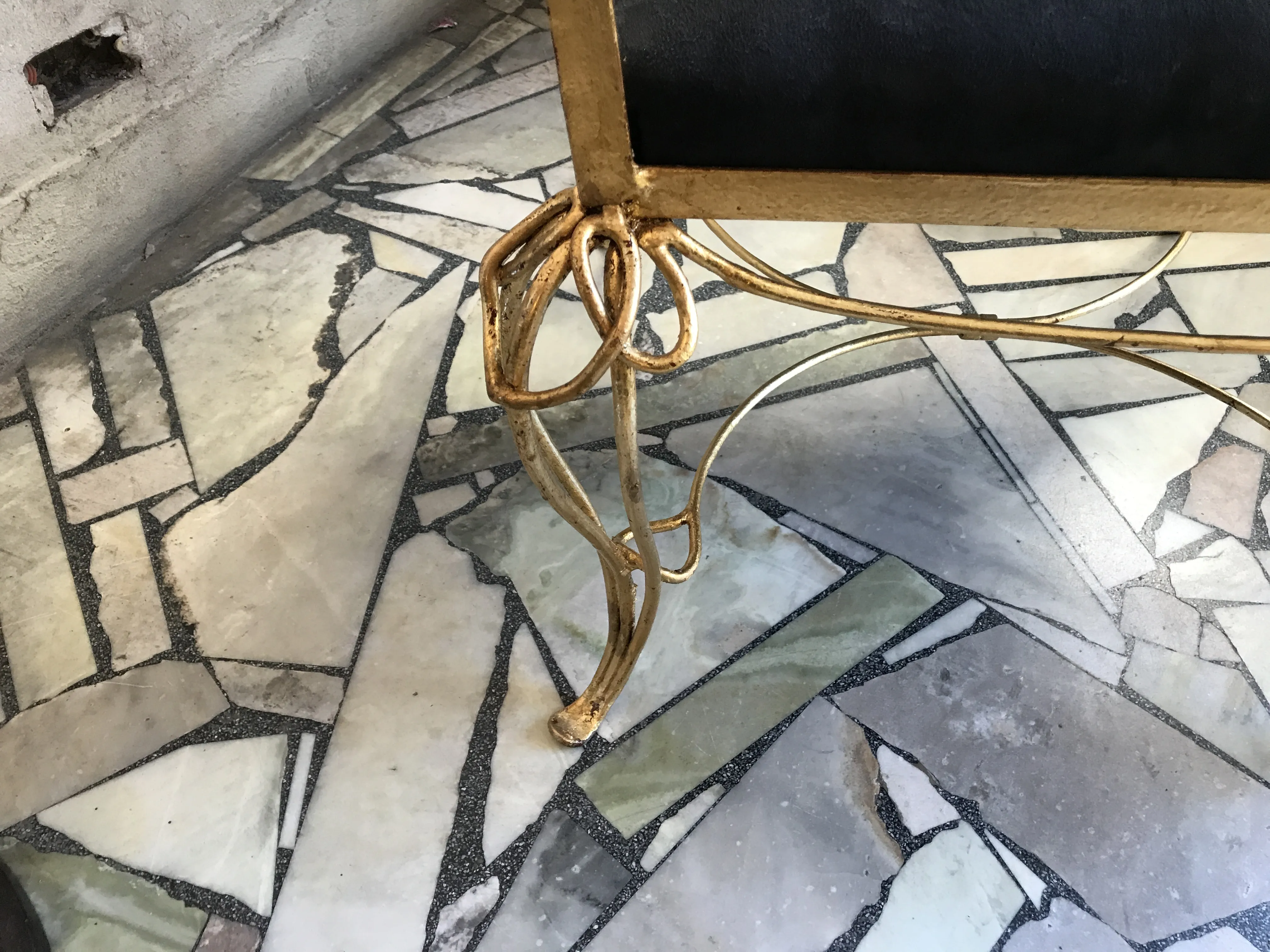 detalhe de uma mesa de jantar antiga Art Nouveau com pernas decorativas