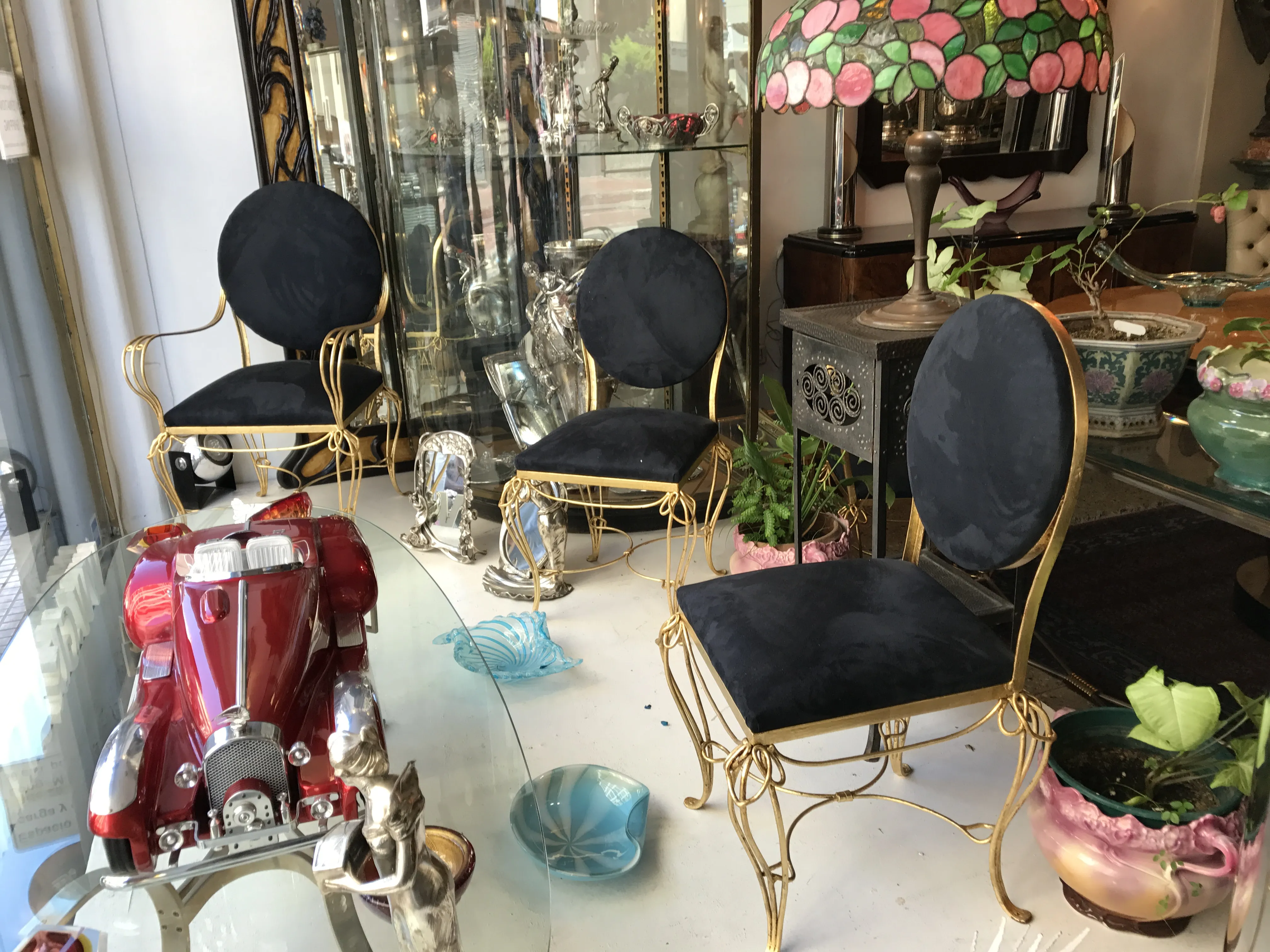 antiker Esstisch für sechs Personen im Art Nouveau-Stil, im Hintergrund dekorative Stühle