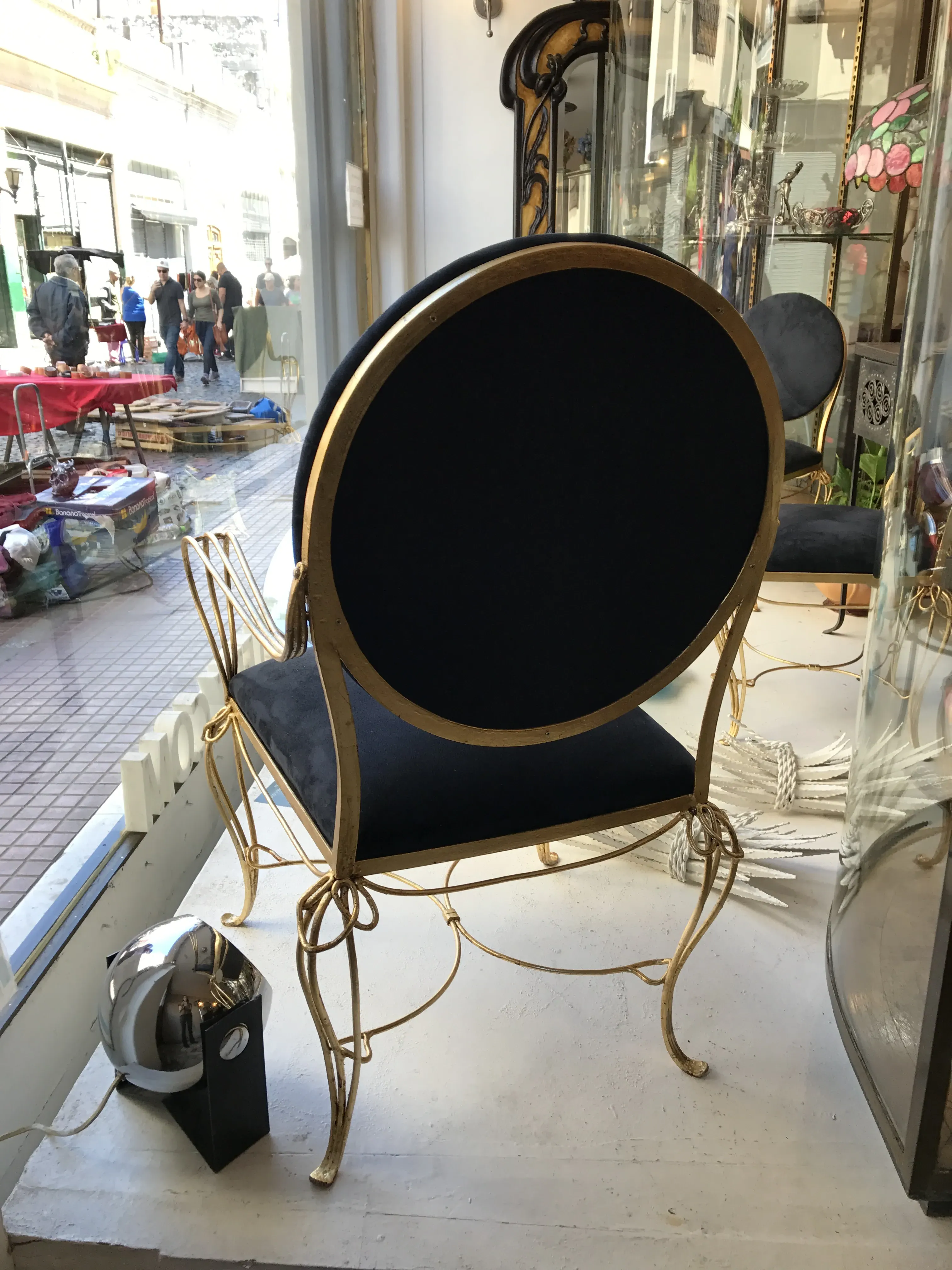 Table à manger ancienne, pour 6 personnes, design art nouveau, détails élégants, vue latérale d'un magasin.