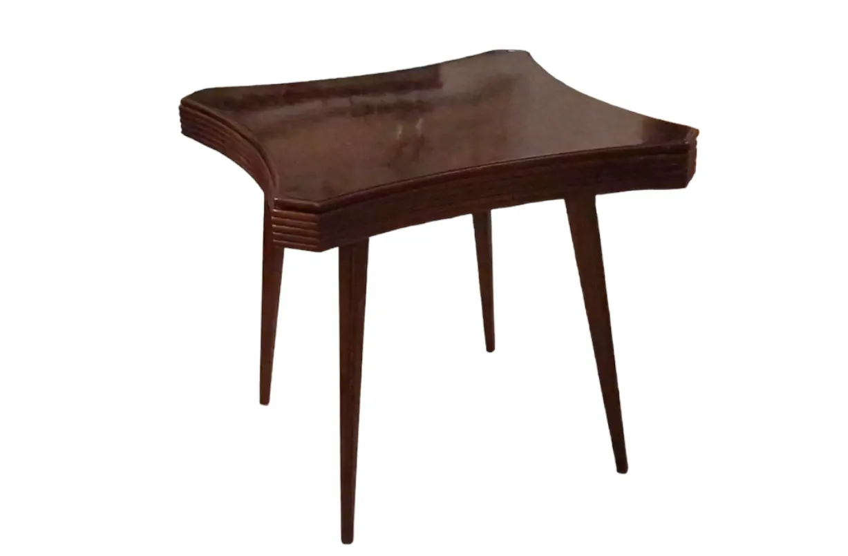 Table ancienne pour 4 personnes dans un cadre chaleureux des années 1950.