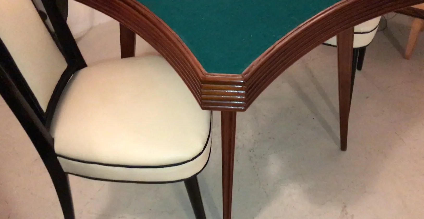 Antiker Tisch für 4 Personen aus 1950 mit eleganten Beinen und grünem Filz, umgeben von Stühlen