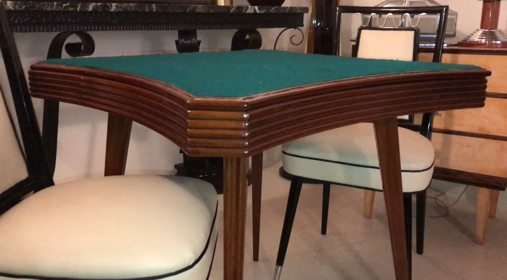mesa antiga com design clássico para 4 pessoas, ambiente elegante