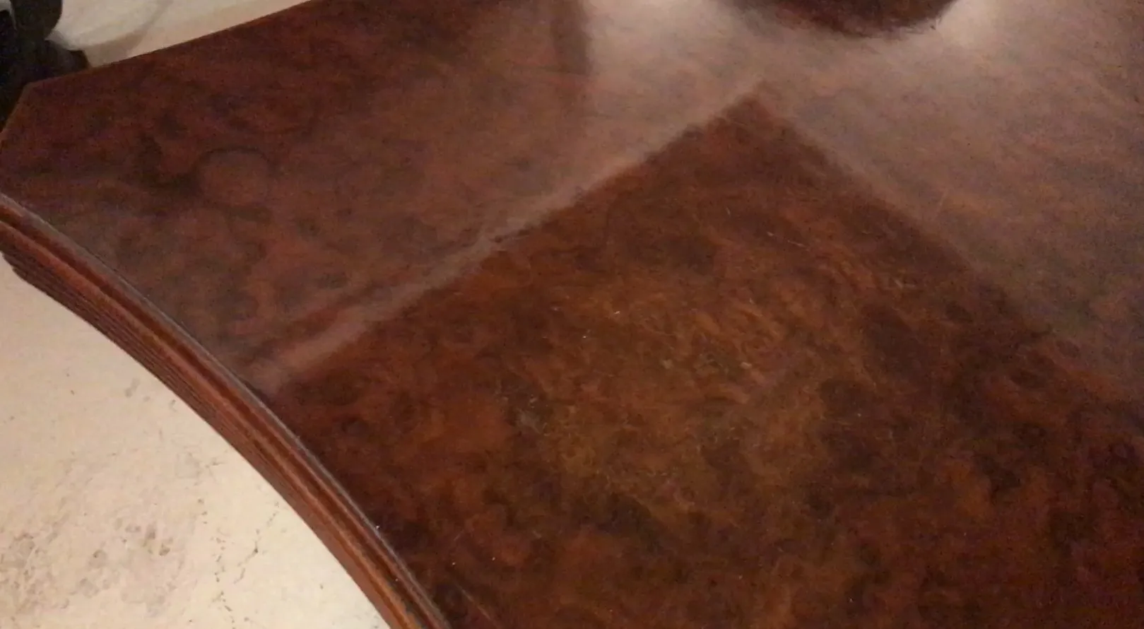 Elegante tavolo antico per 4 persone, atmosfera accogliente.