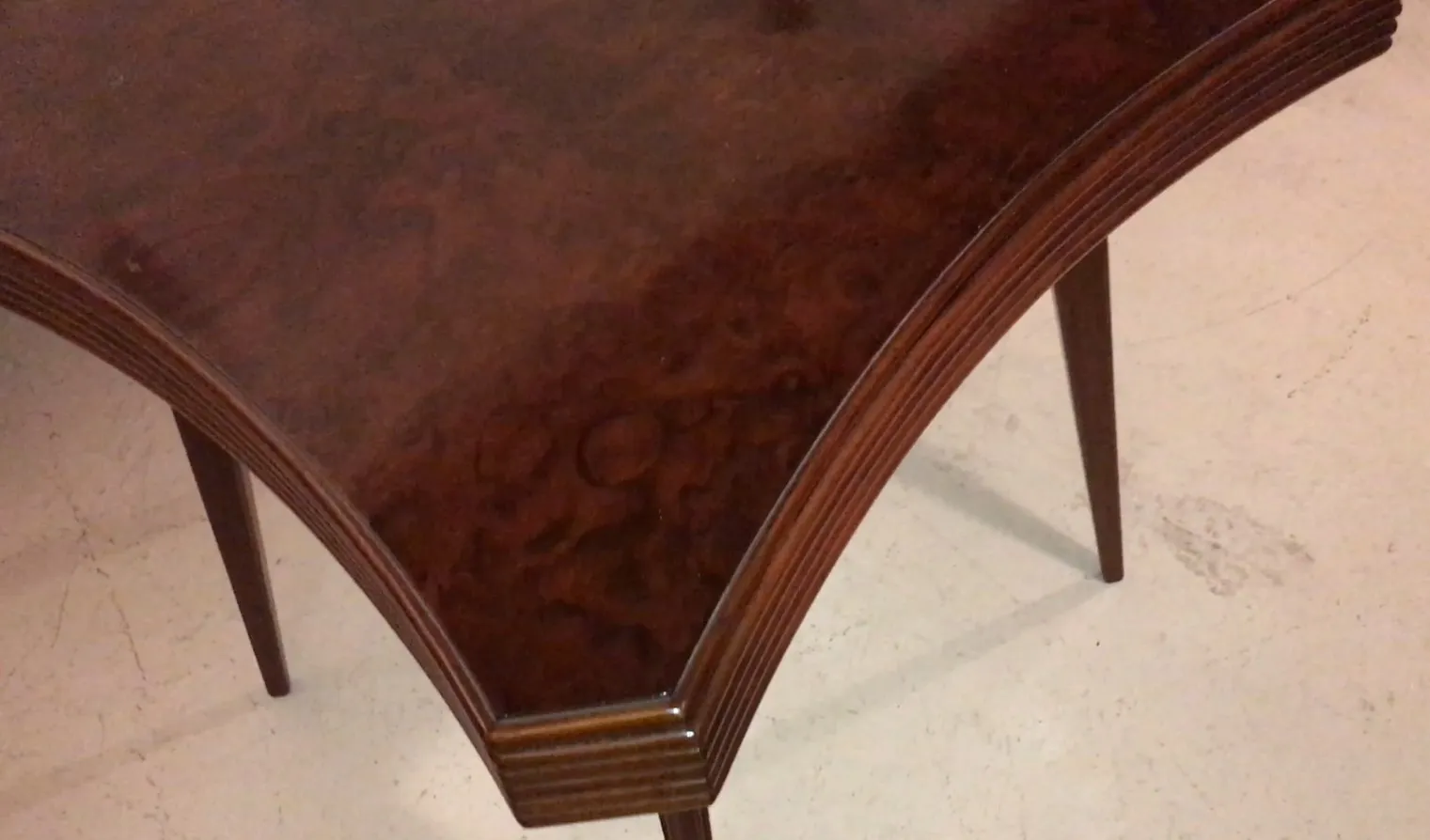 Mesa antigua de 1950 para 4 personas con detalles en madera, en un ambiente acogedor.
