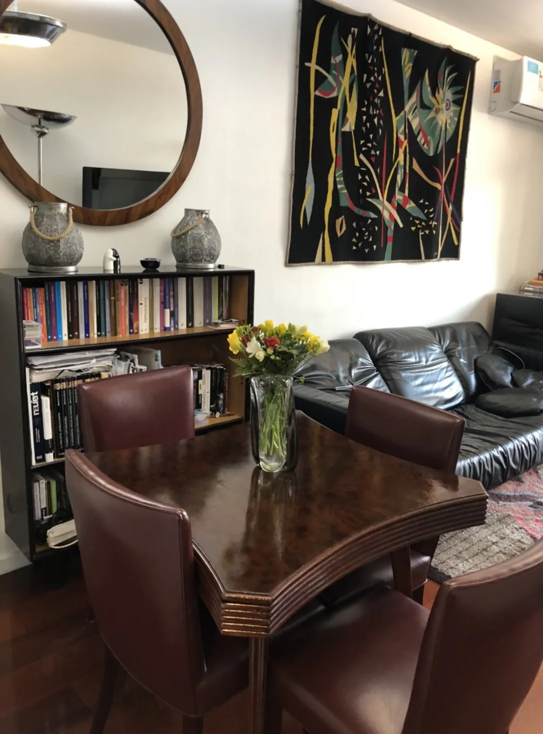 mesa de jantar antiga para 4 pessoas com flores