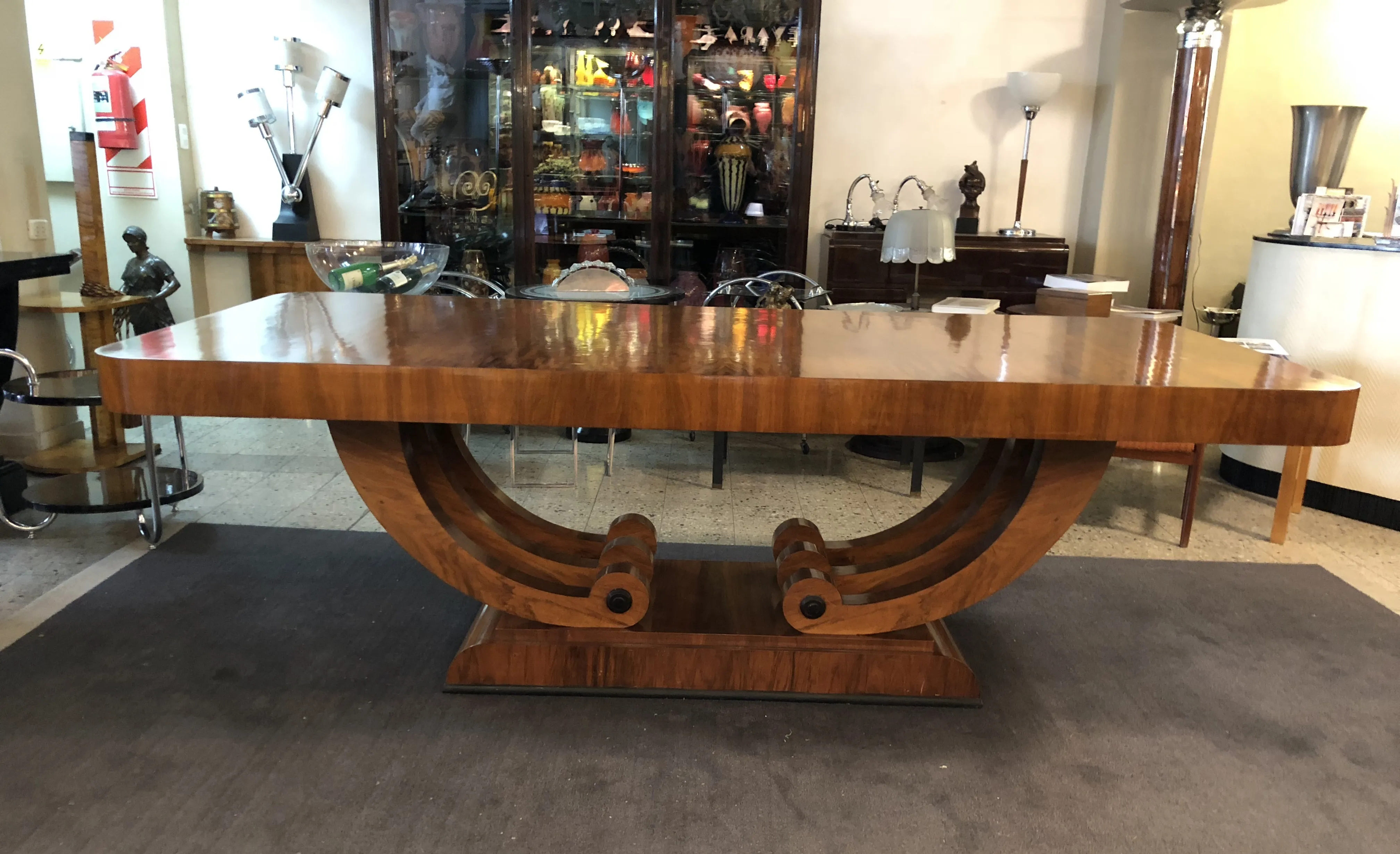 Mesa de jantar antiga de estilo Art Deco para 10 pessoas, ambiente sofisticado.
