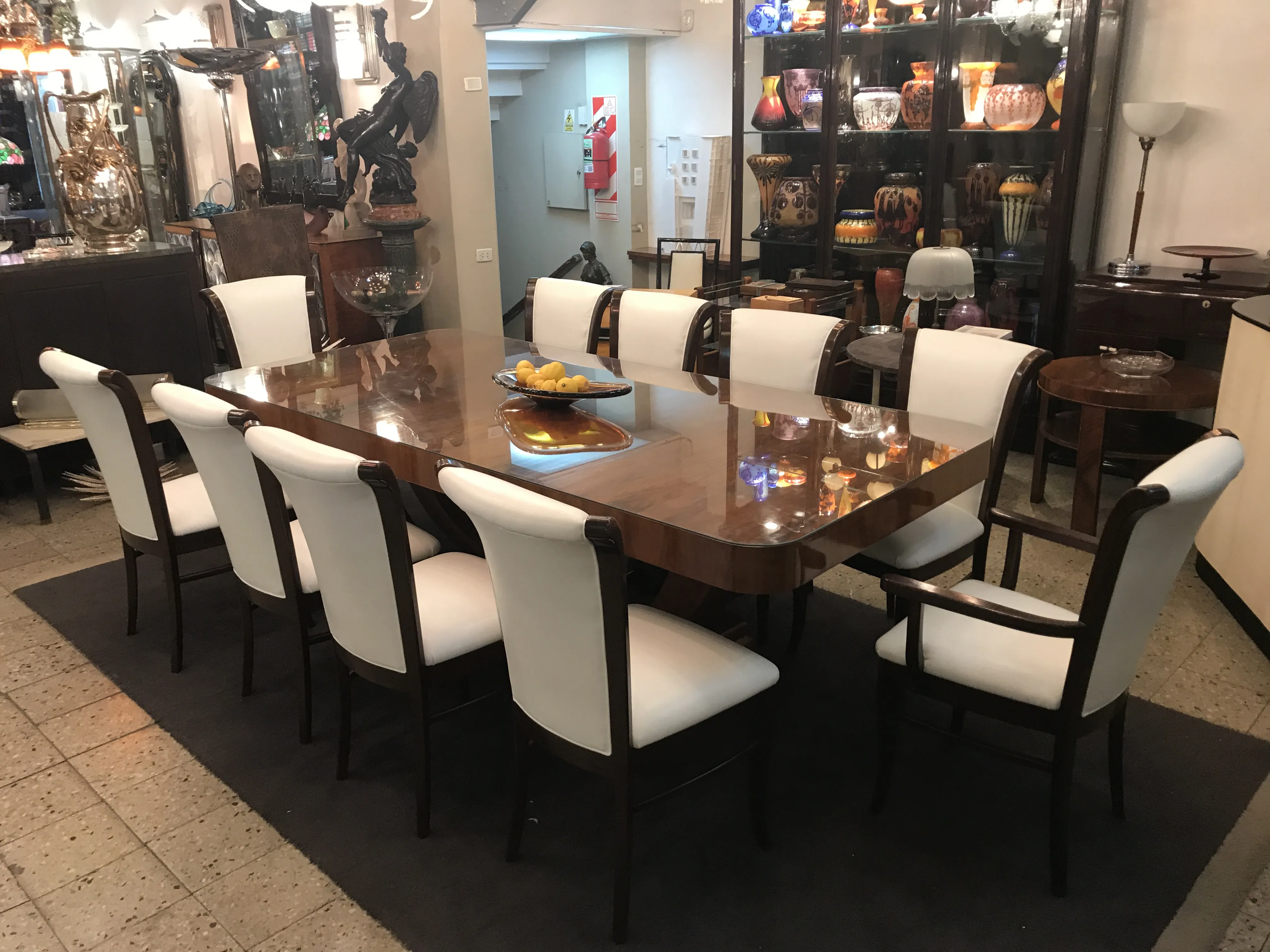 Mesa de comedor antigua con sillas blancas, estilo Art Deco, 10 lugares.