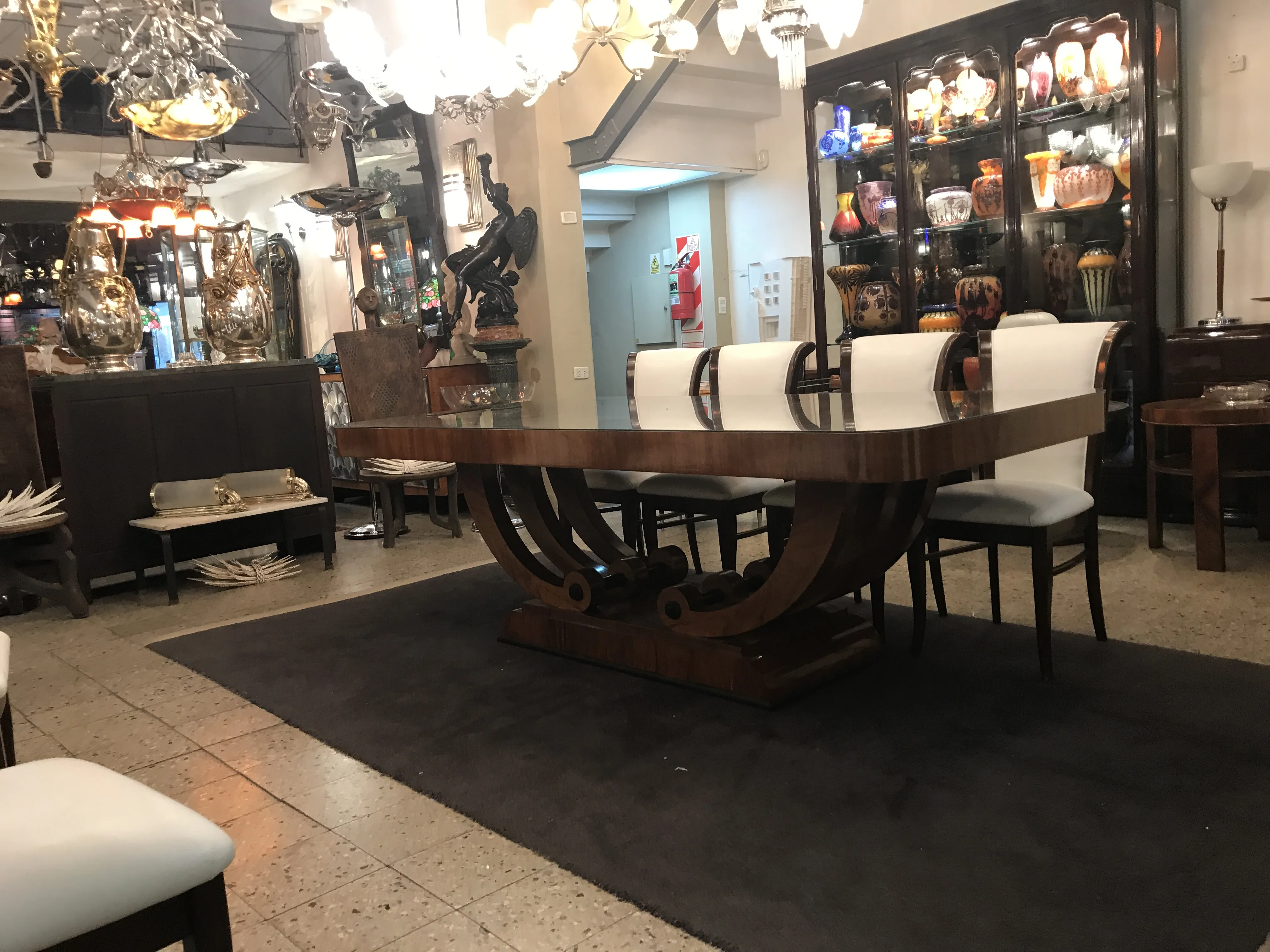 Antiker Art Deco Esstisch für zehn Personen, umgeben von eleganten Stühlen