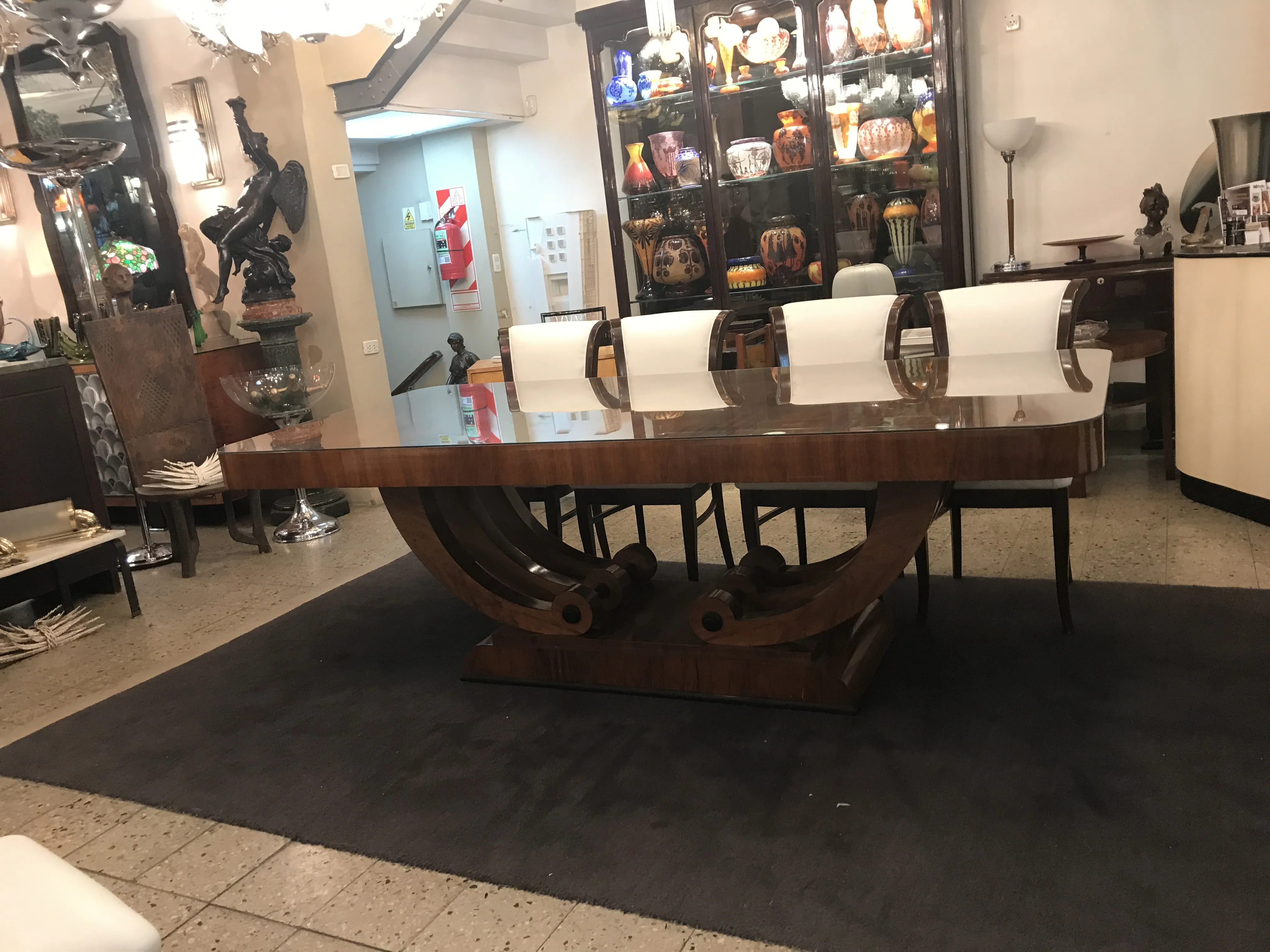 tavolo da pranzo antico Art Deco per 10 persone, elegante, con sedie bianche e atmosfera accogliente.