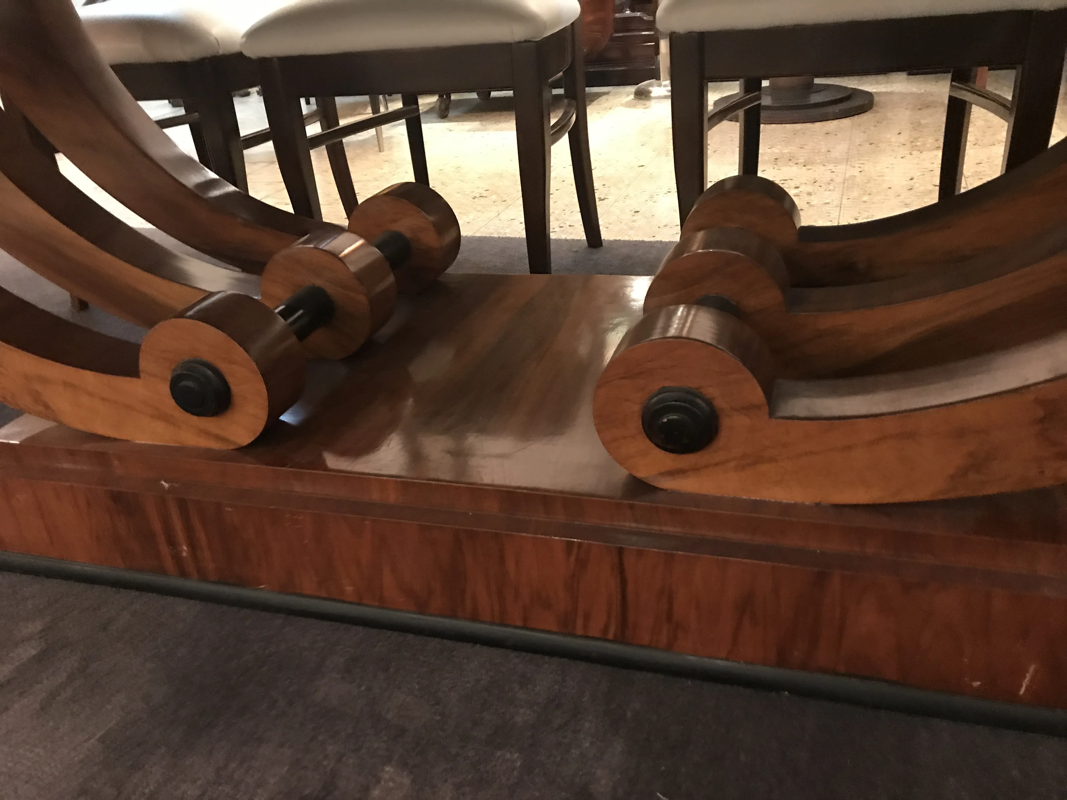 détail d'une table à manger antique Art Deco pour 10 personnes