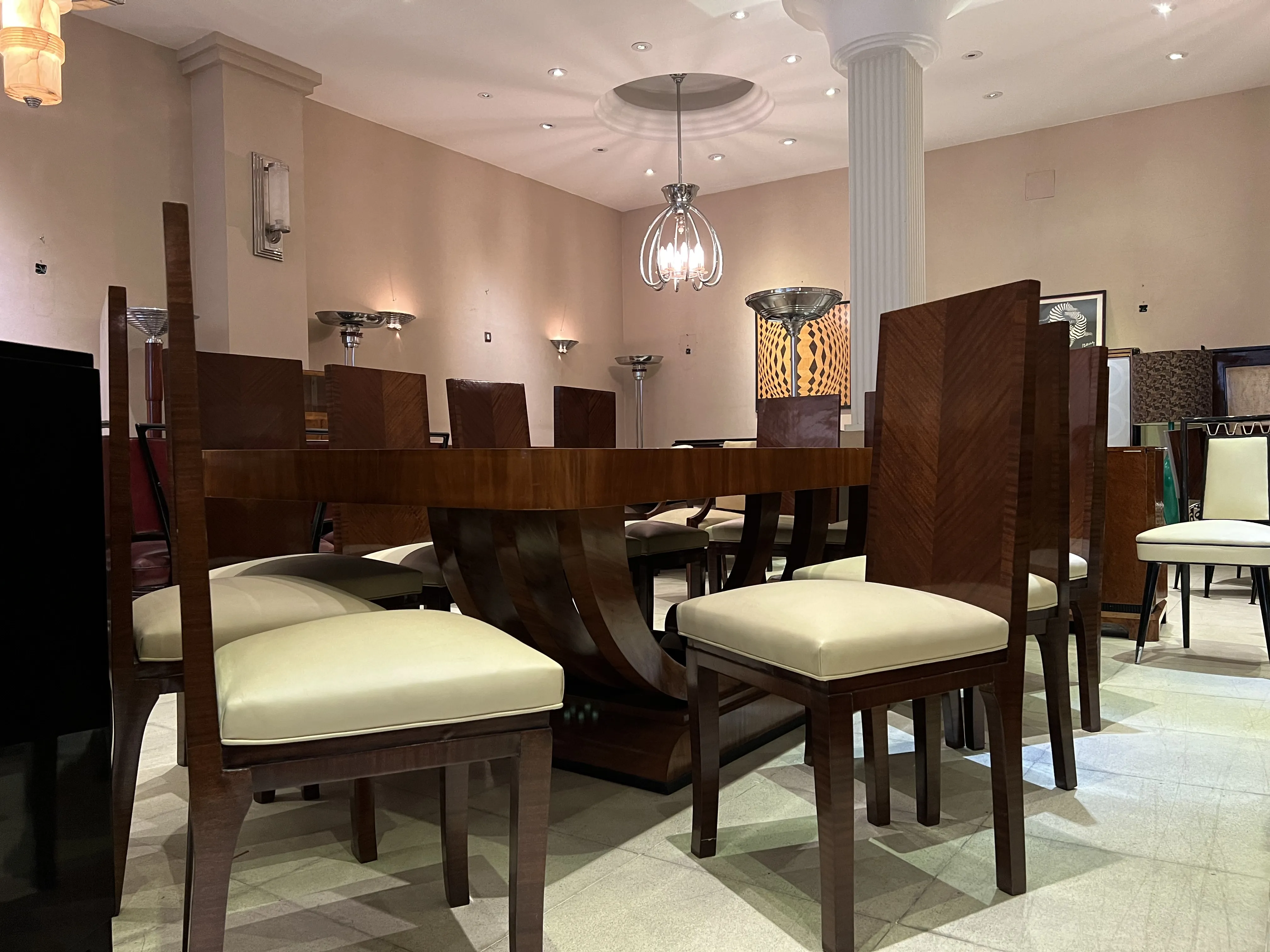 mesa de jantar antiga com 10 cadeiras, estilo Art Deco em ambiente elegante