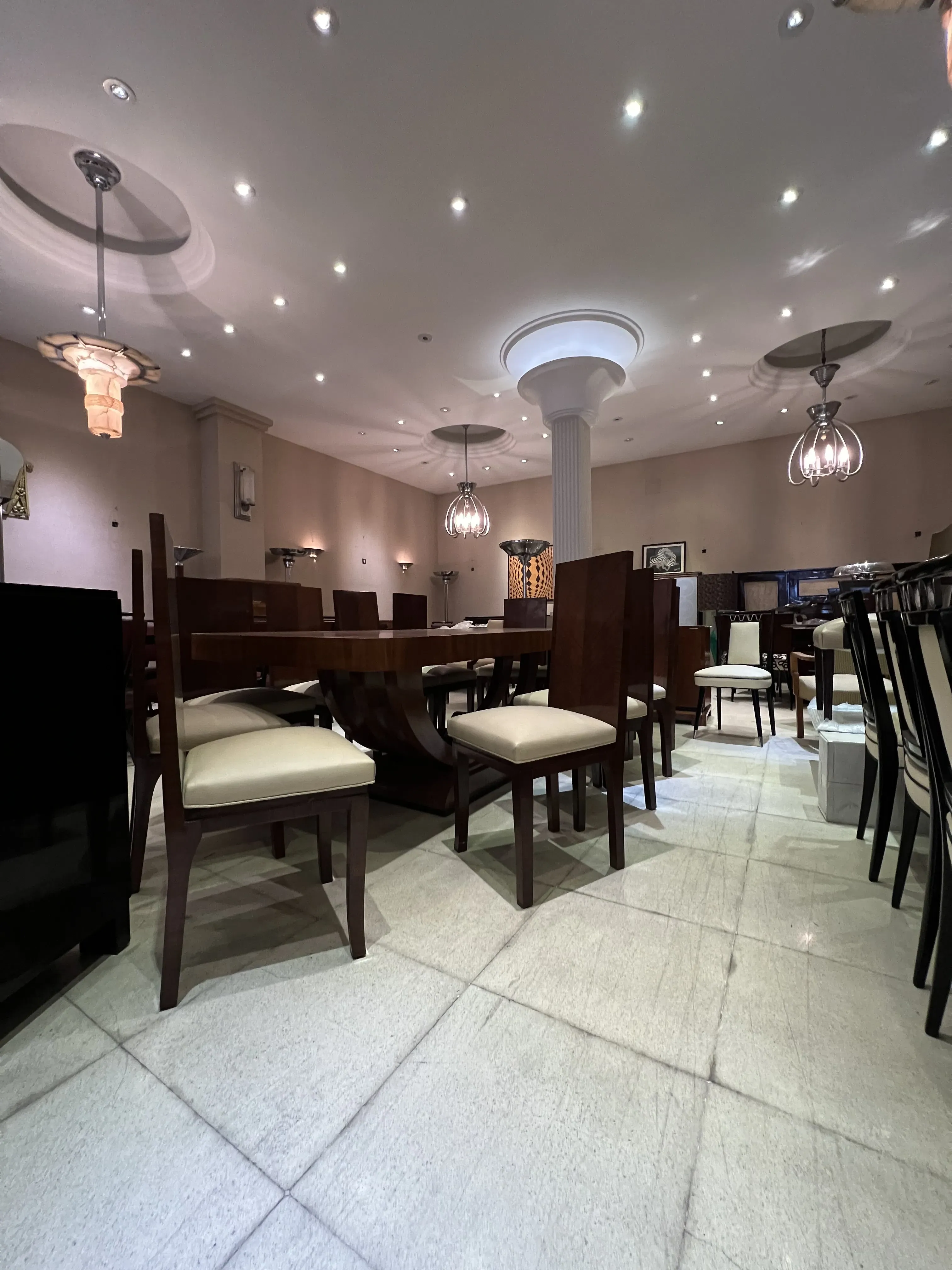 Antiker Art Deco Esstisch für 10 Personen, umgeben von eleganten Stühlen.