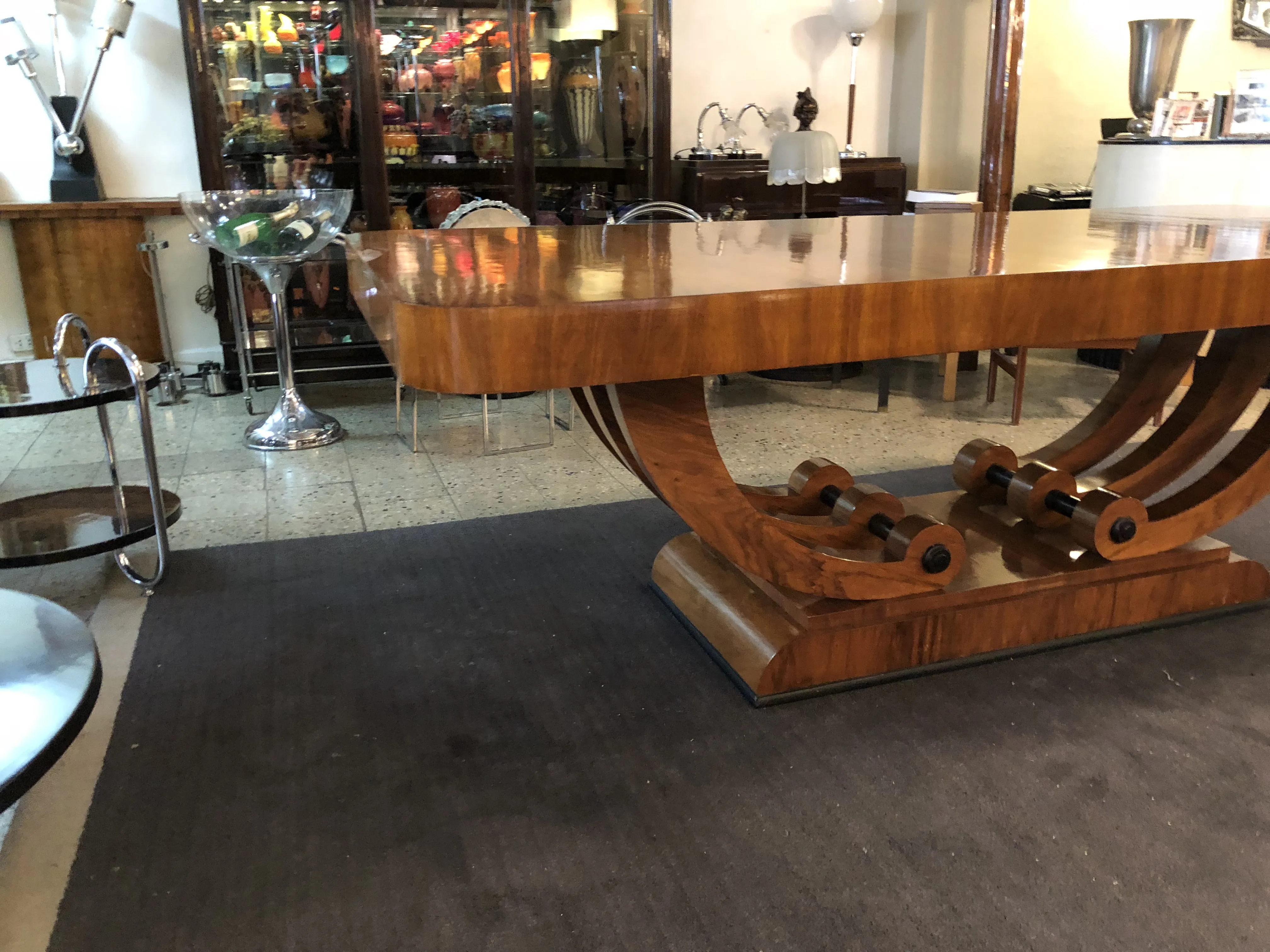 tavolo da pranzo antico Art Deco per 10 persone in un ambiente elegante con lampade e altri mobili
