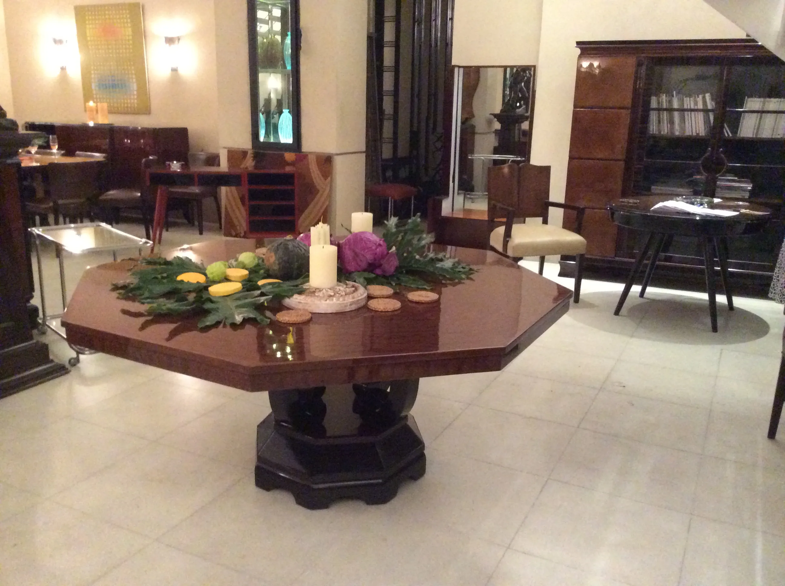 mesa de comedor octagonal con decoración de flores y velas, ambiente vintage