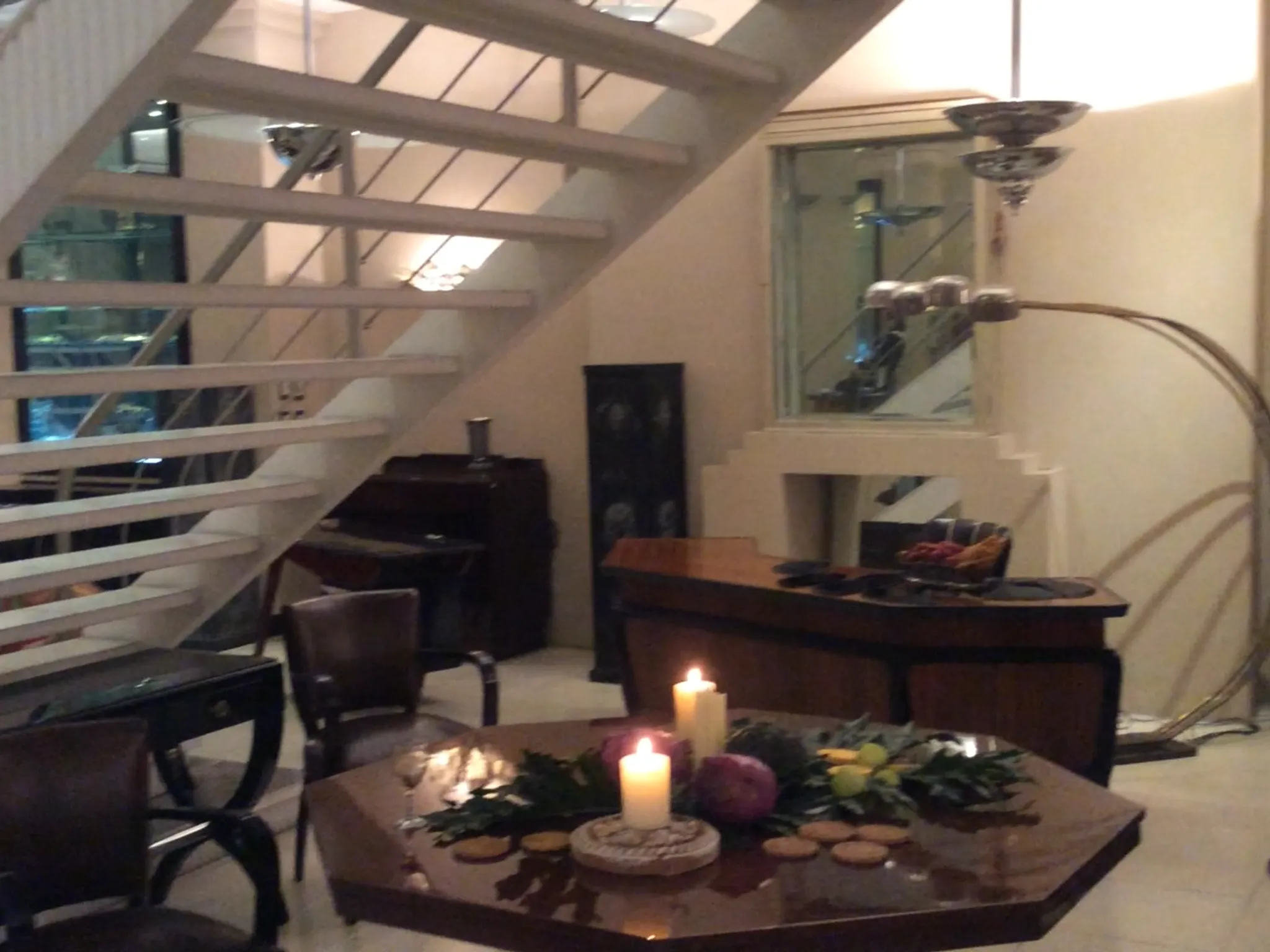 Mesa de jantar antiga para oito pessoas com design art deco, em um ambiente elegante.