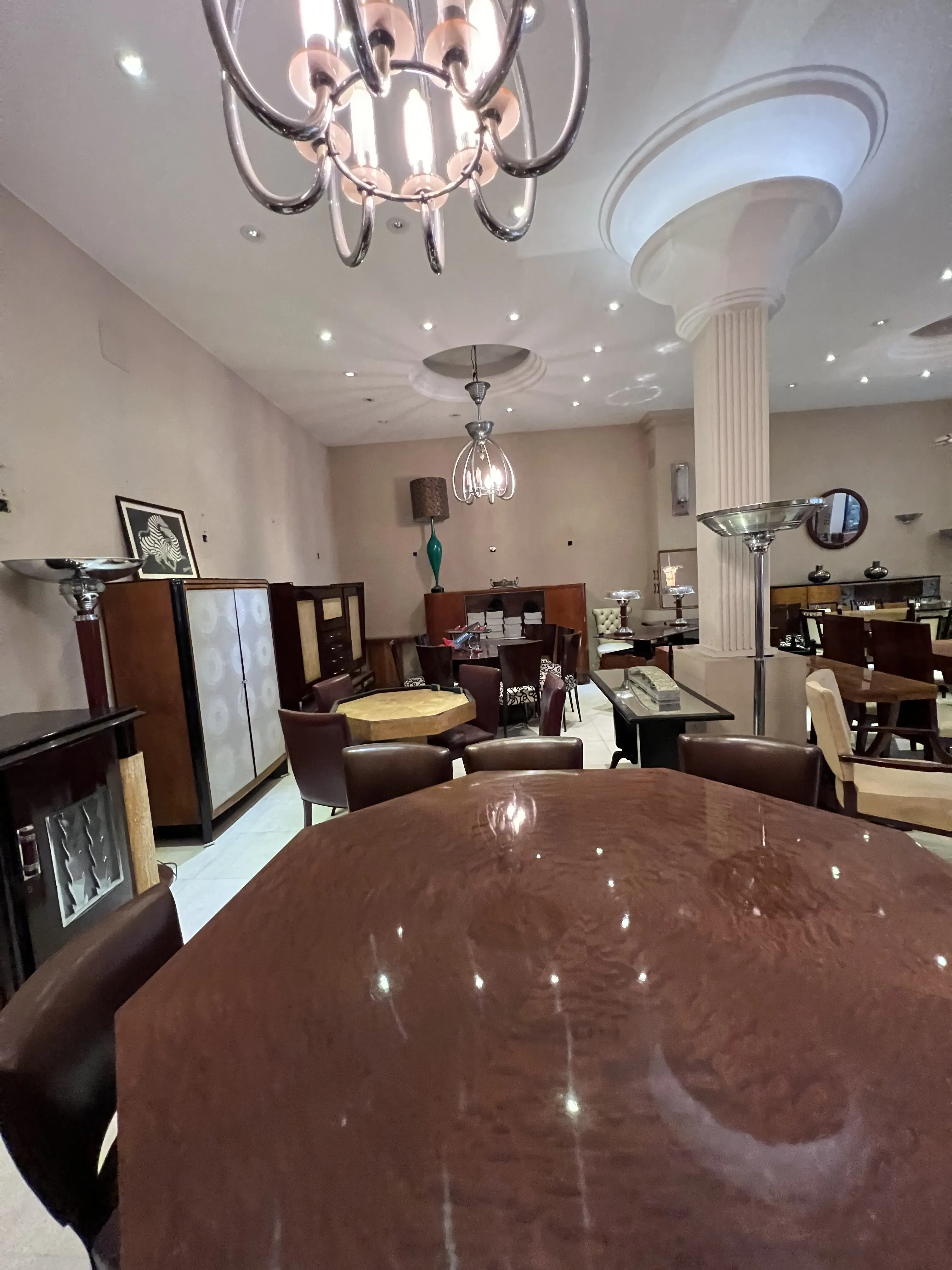 Antiker Esstisch mit Stühlen in elegantem Ambiente.