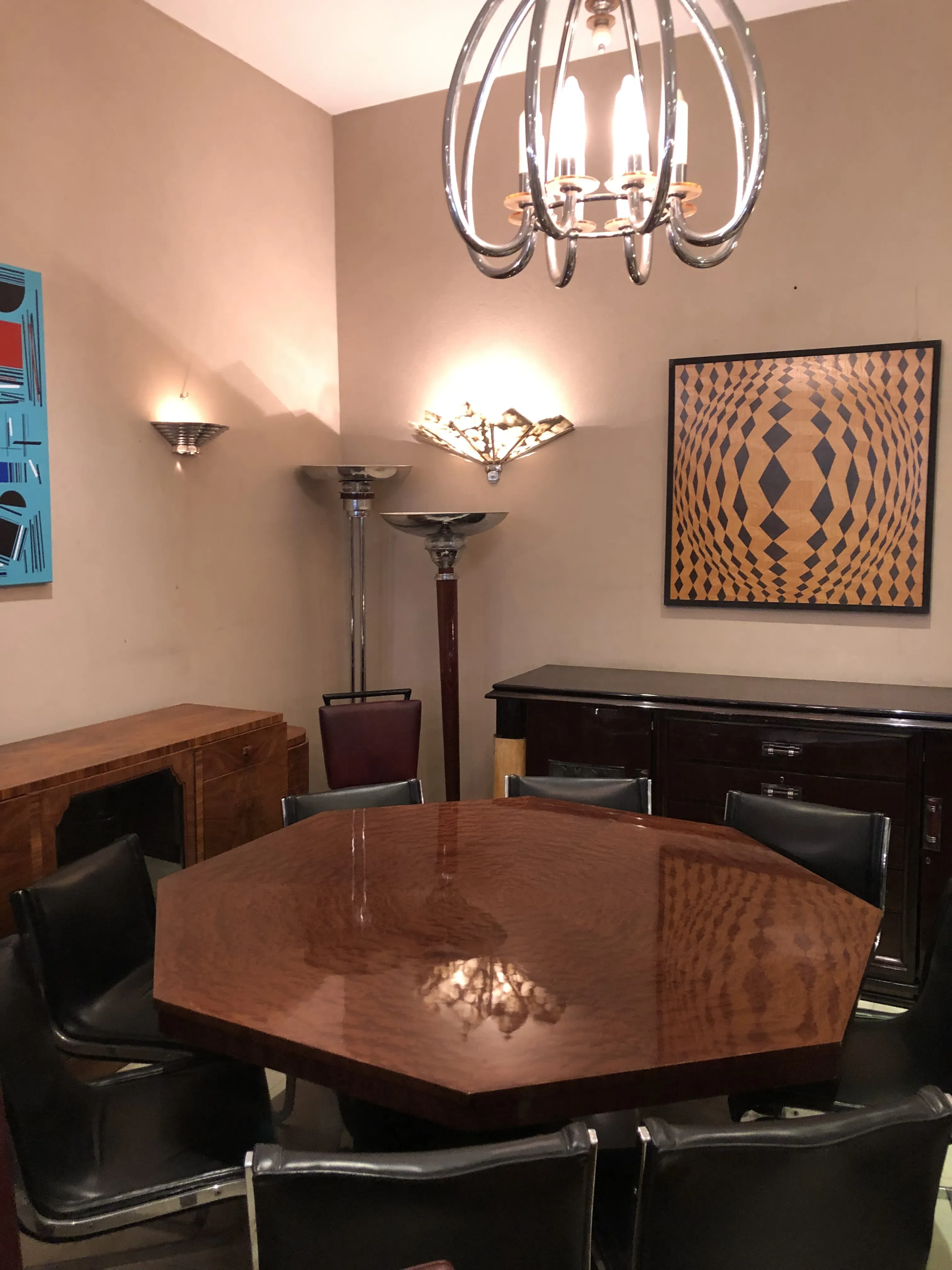 Tavolo da pranzo antico per otto persone con design art deco.