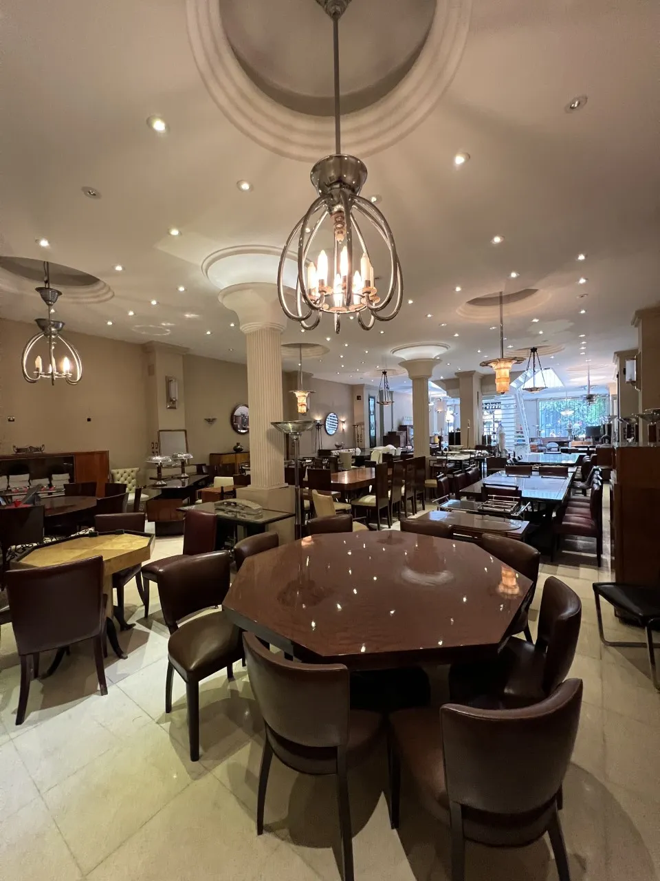 mesa de comedor de estilo art deco con sillas en un ambiente elegante