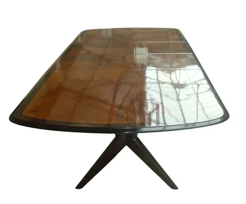 Mesa de jantar antiga para 8 pessoas, 1960, com design elegante e pernas distintas em um ambiente aconchegante.
