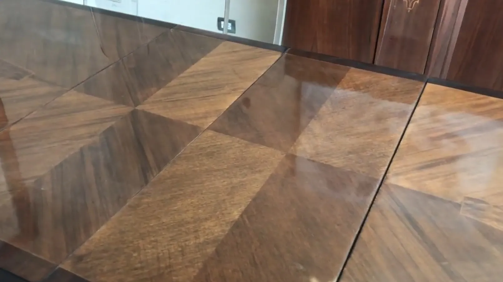 mesa antigua de comedor para 8 personas con diseño clásico, ambiente acogedor