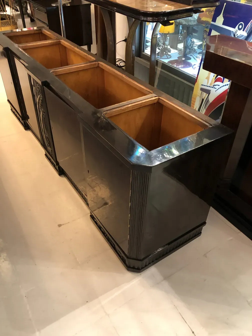 libreria antica con scomparti e sfondo chiaro, mensola decorativa