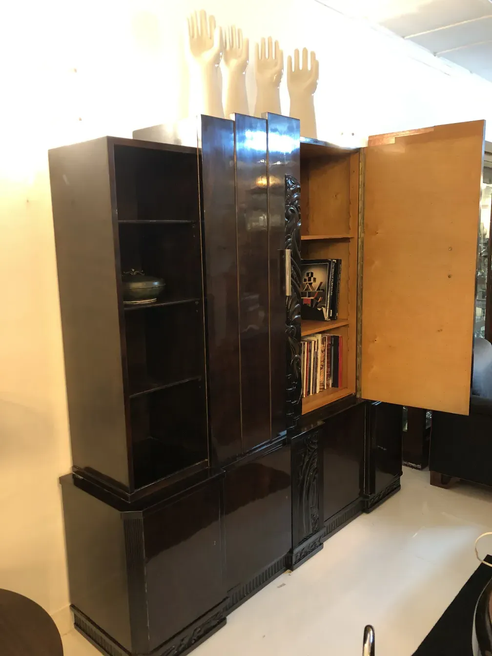 antikes Bücherregal mit Regalen und Stauraum