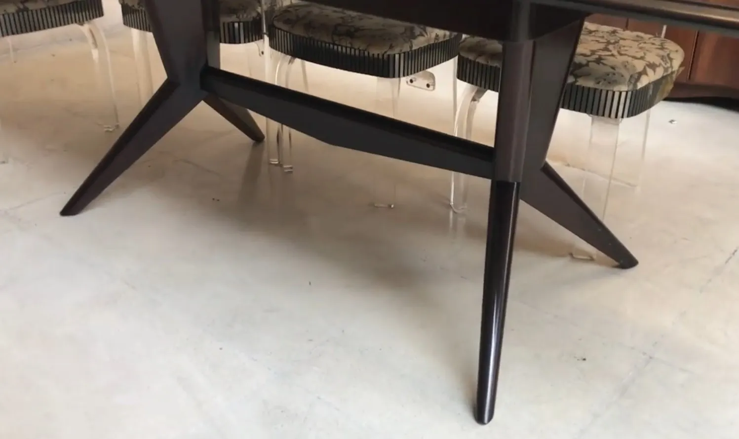 Mesa de comedor antigua de 1960, para 8 personas, con sillas visibles.