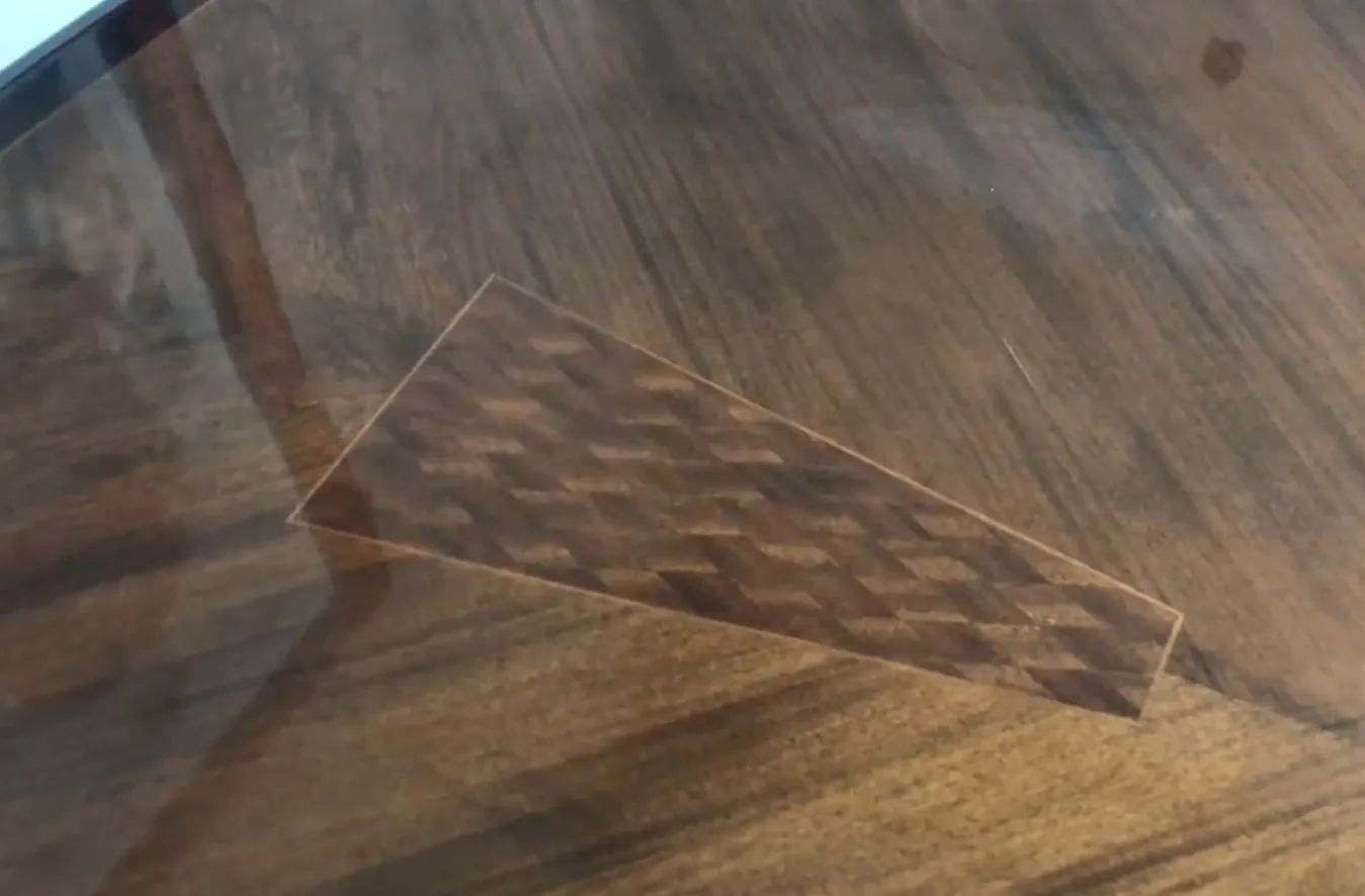 Mesa de jantar antiga de 1960 para oito pessoas em um ambiente acolhedor.