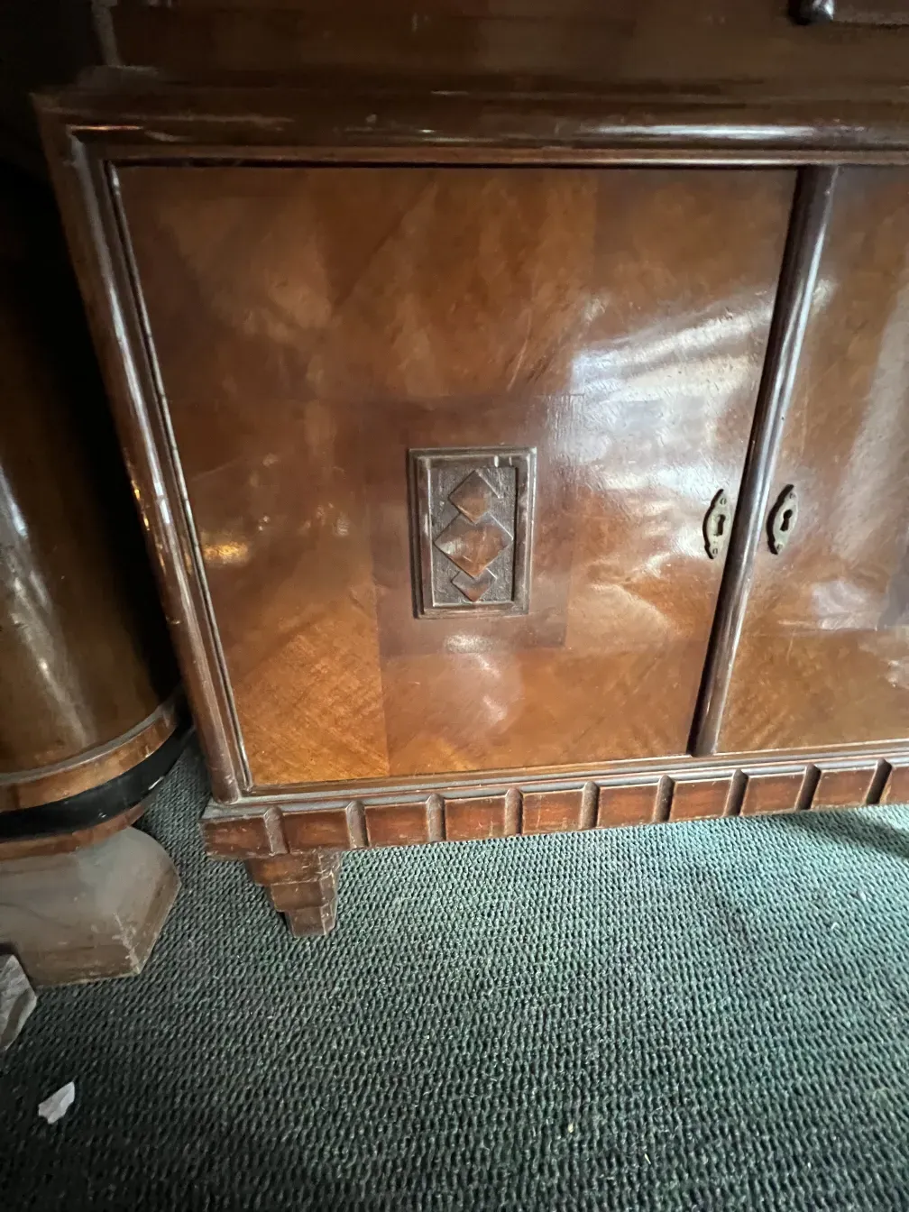 biblioteca antigua con diseño clásico y adornos detallados