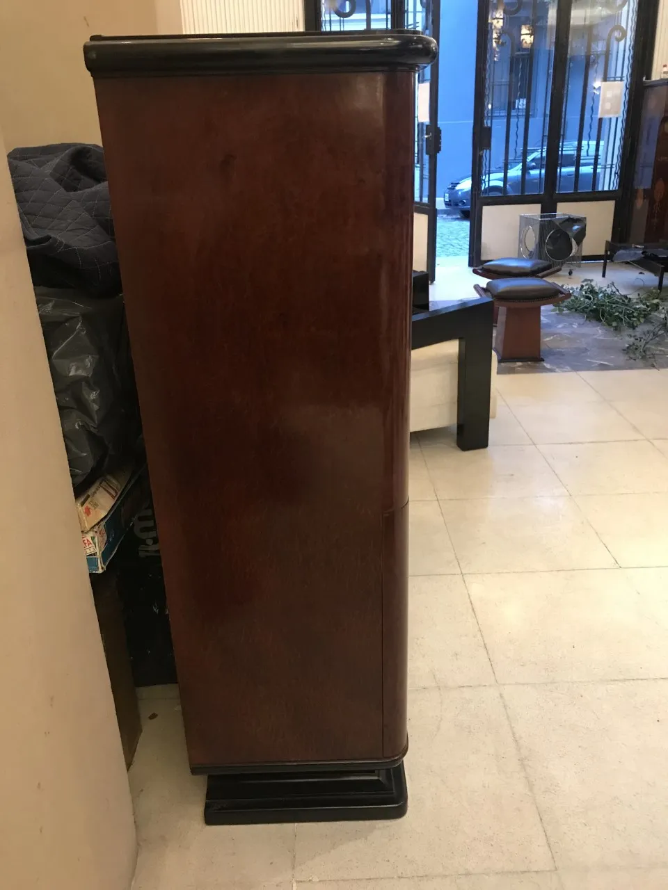 bibliothèque ancienne avec rangement dans une ambiance chaleureuse